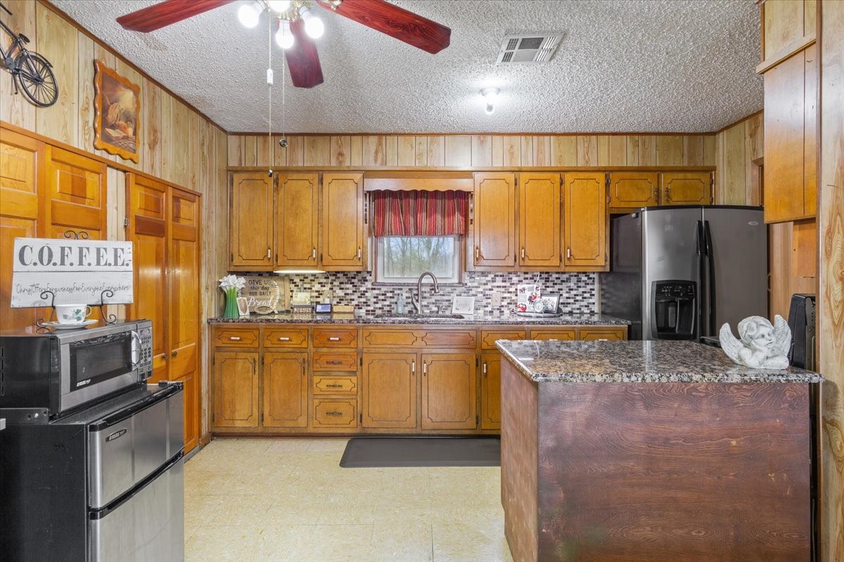 1832 W White Oak Road, West, TX, 76691