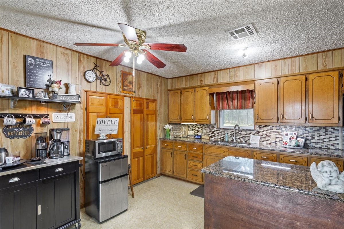 1832 W White Oak Road, West, TX, 76691