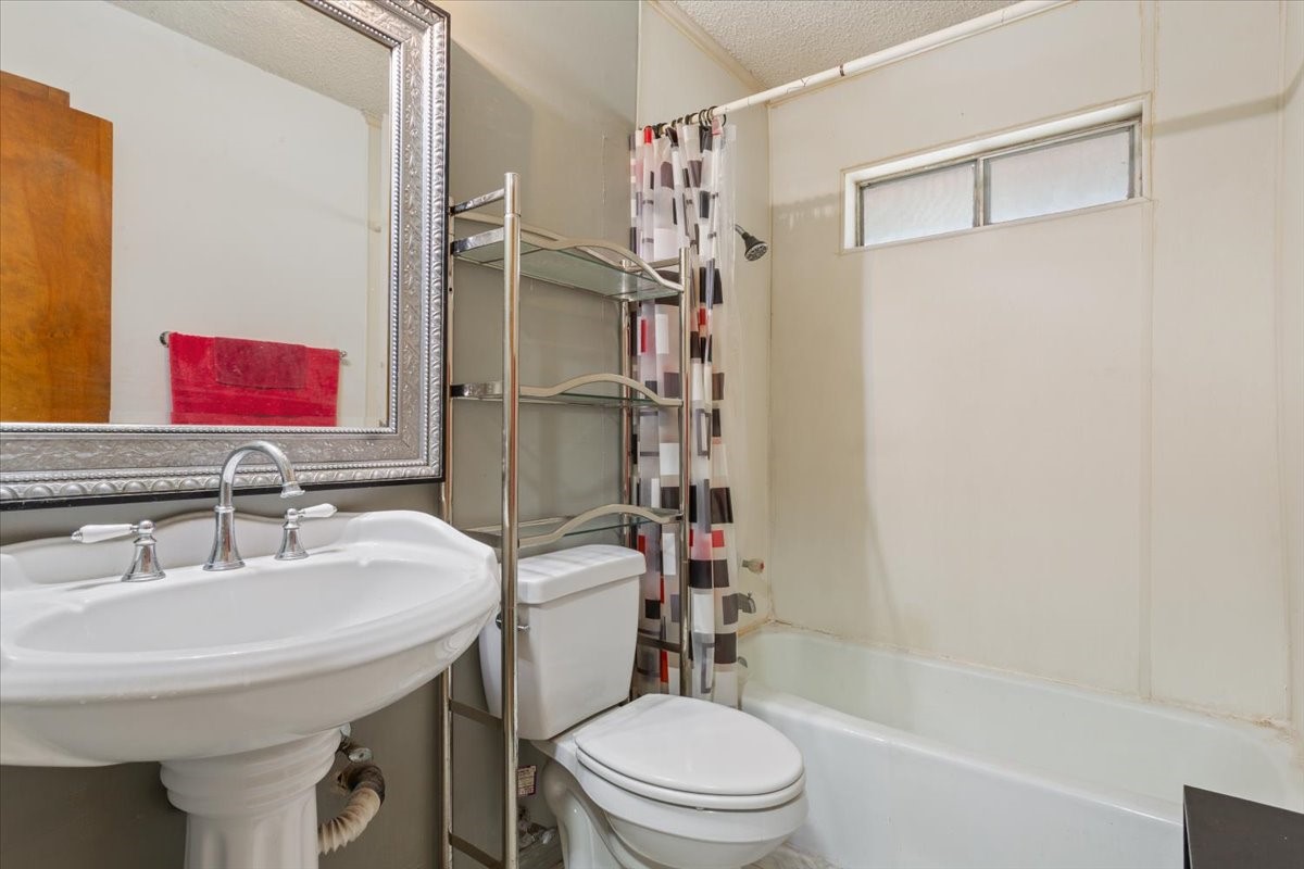 1832 W White Oak Road, West, TX, 76691
