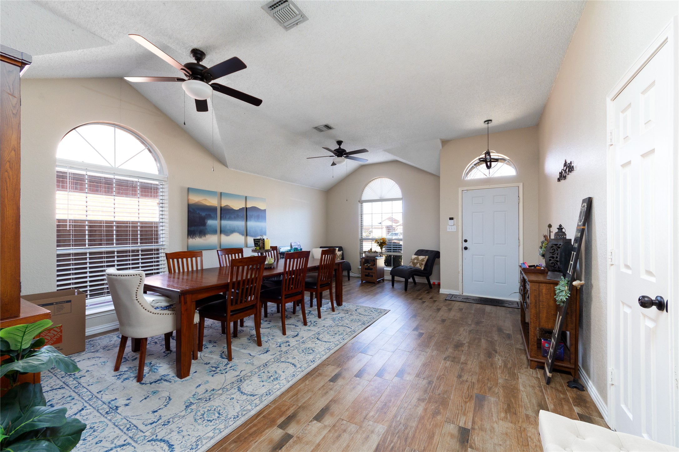 Property photo 02 of 6004 Ten Wood Court, Arlington, TX 76018 | MLS #21183069