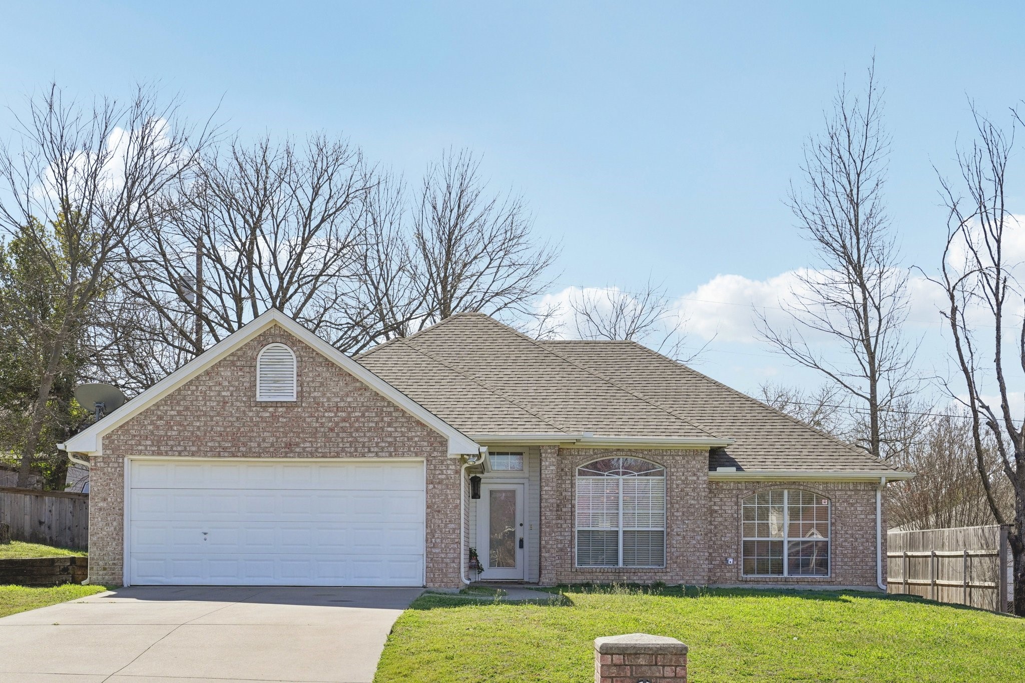 Property photo 01 of 1427 Shadow Run, Weatherford, TX 76086 | MLS #21183873