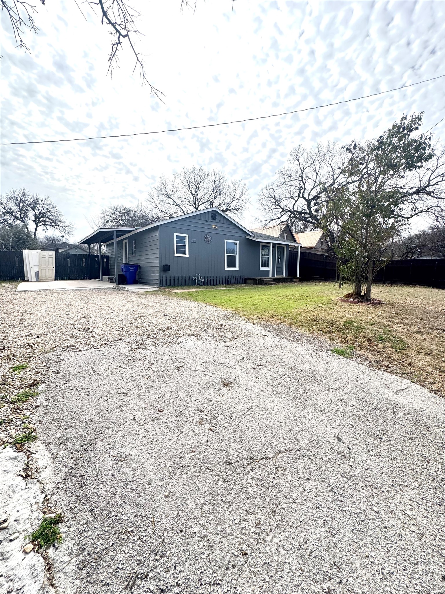 Property photo 02 of 303 W Broad Street, Mansfield, TX 76063 | MLS #21184680