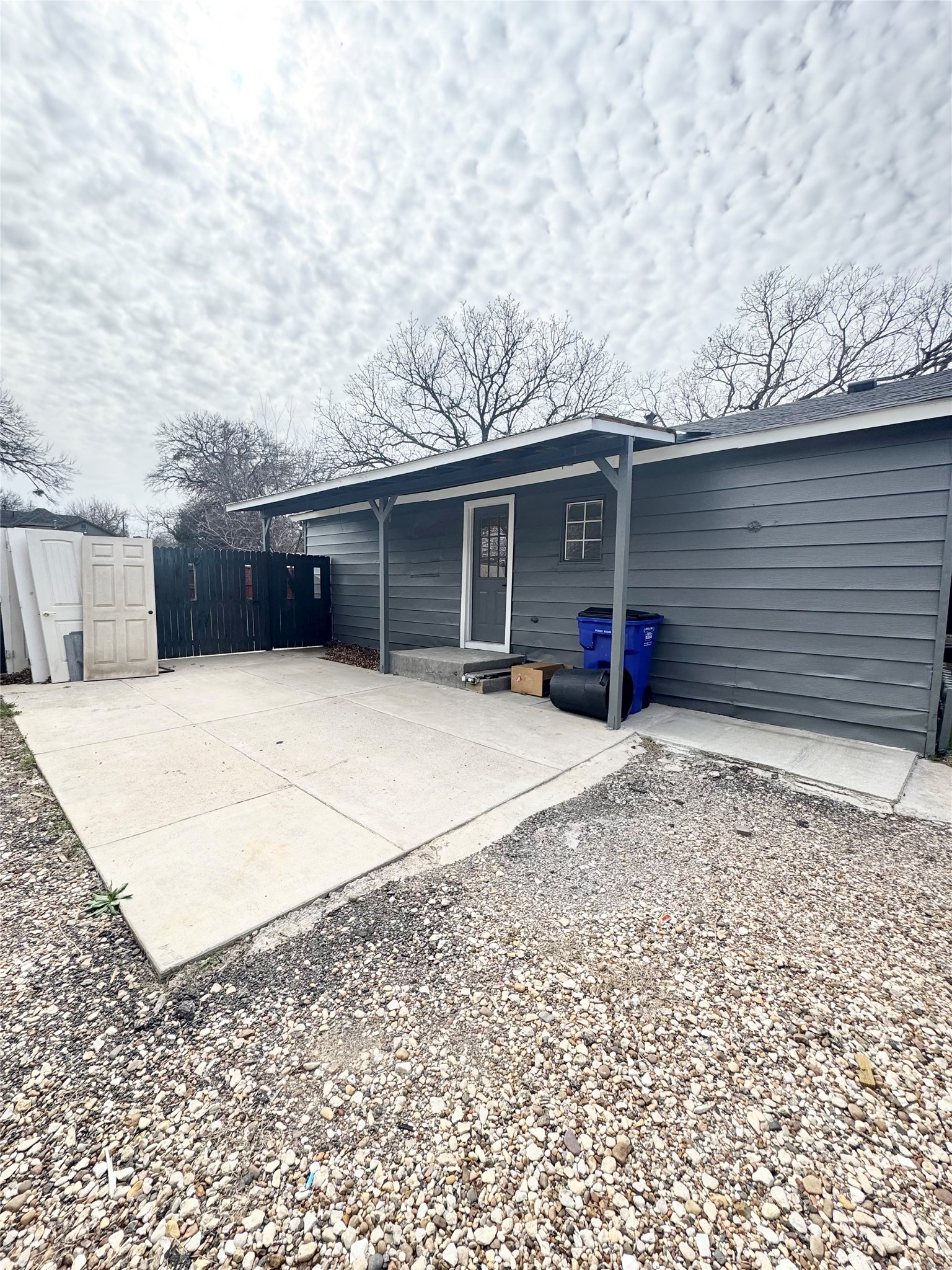 Property photo 03 of 303 W Broad Street, Mansfield, TX 76063 | MLS #21184680