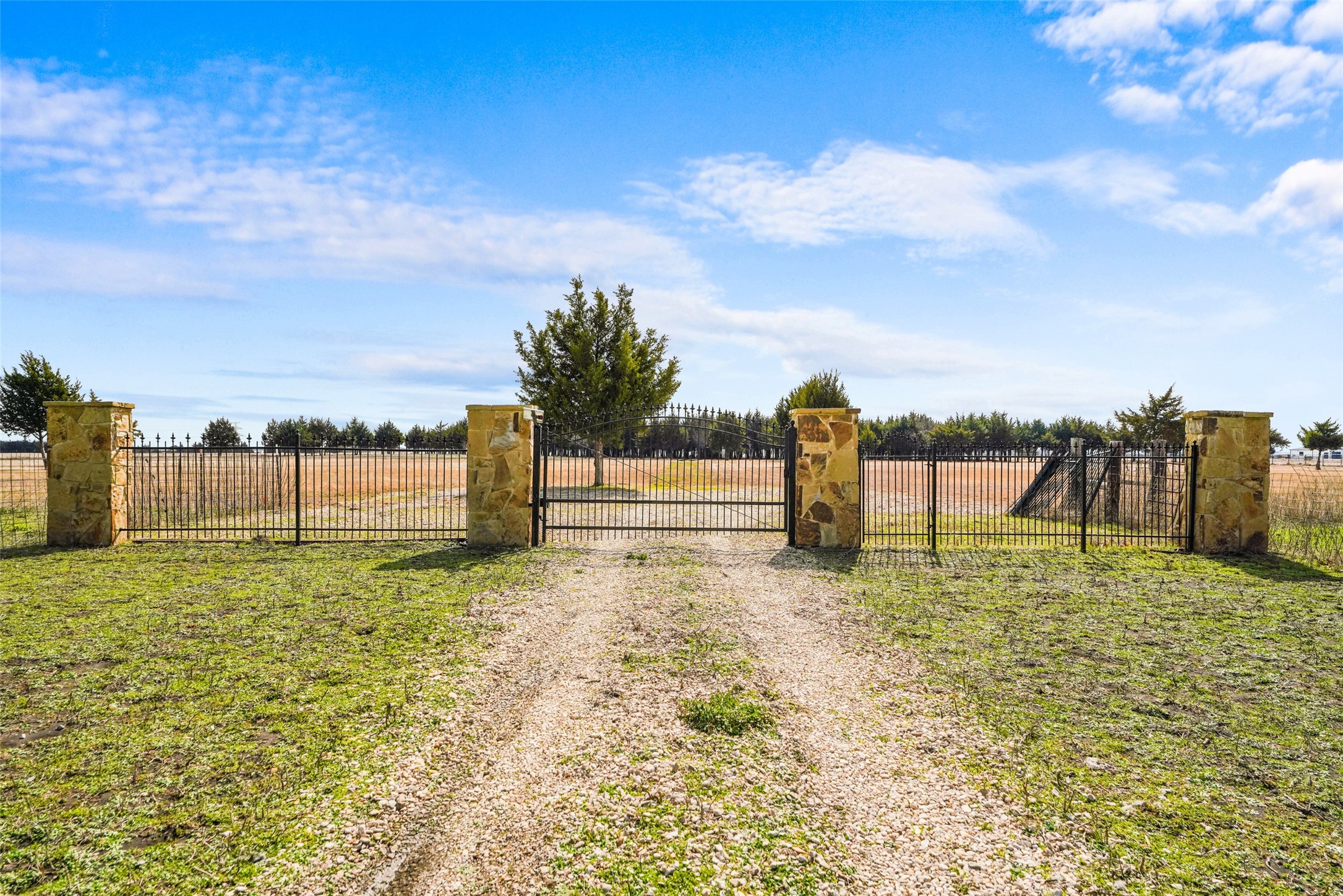 Property photo 03 of 710 E Reindeer Road, Lancaster, TX 75146 | MLS #21184958
