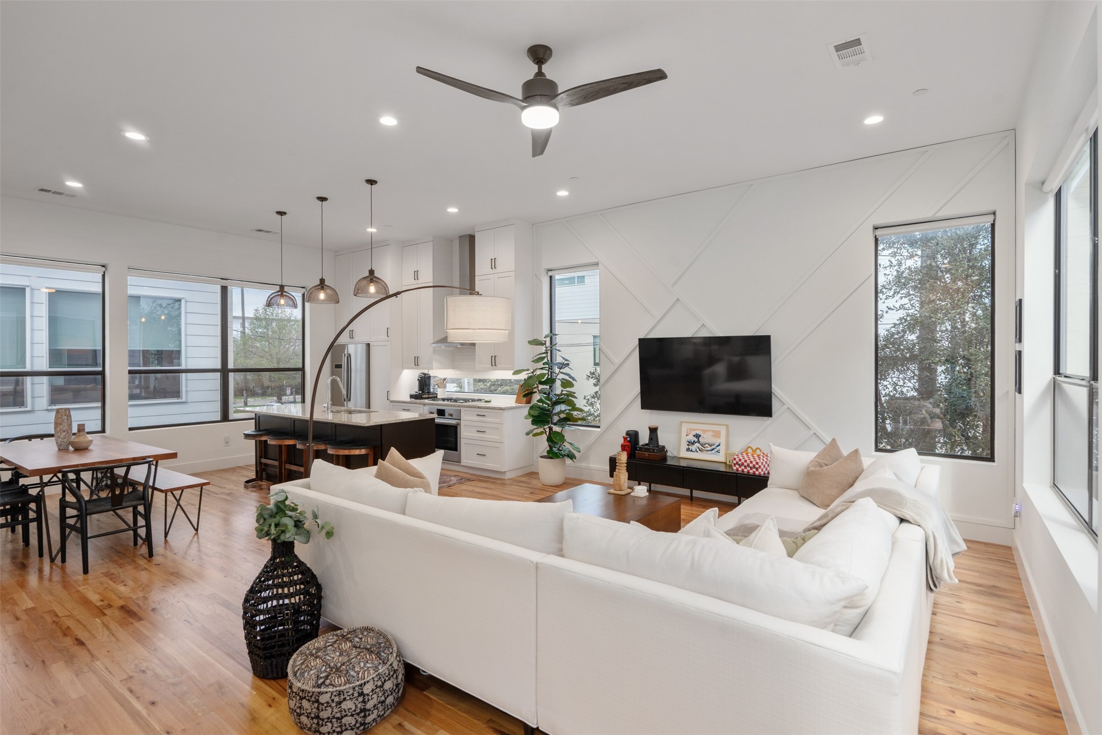 Property photo 01 of 5912 Lindell Avenue UNIT 101, Dallas, TX 75206 | MLS #21185355