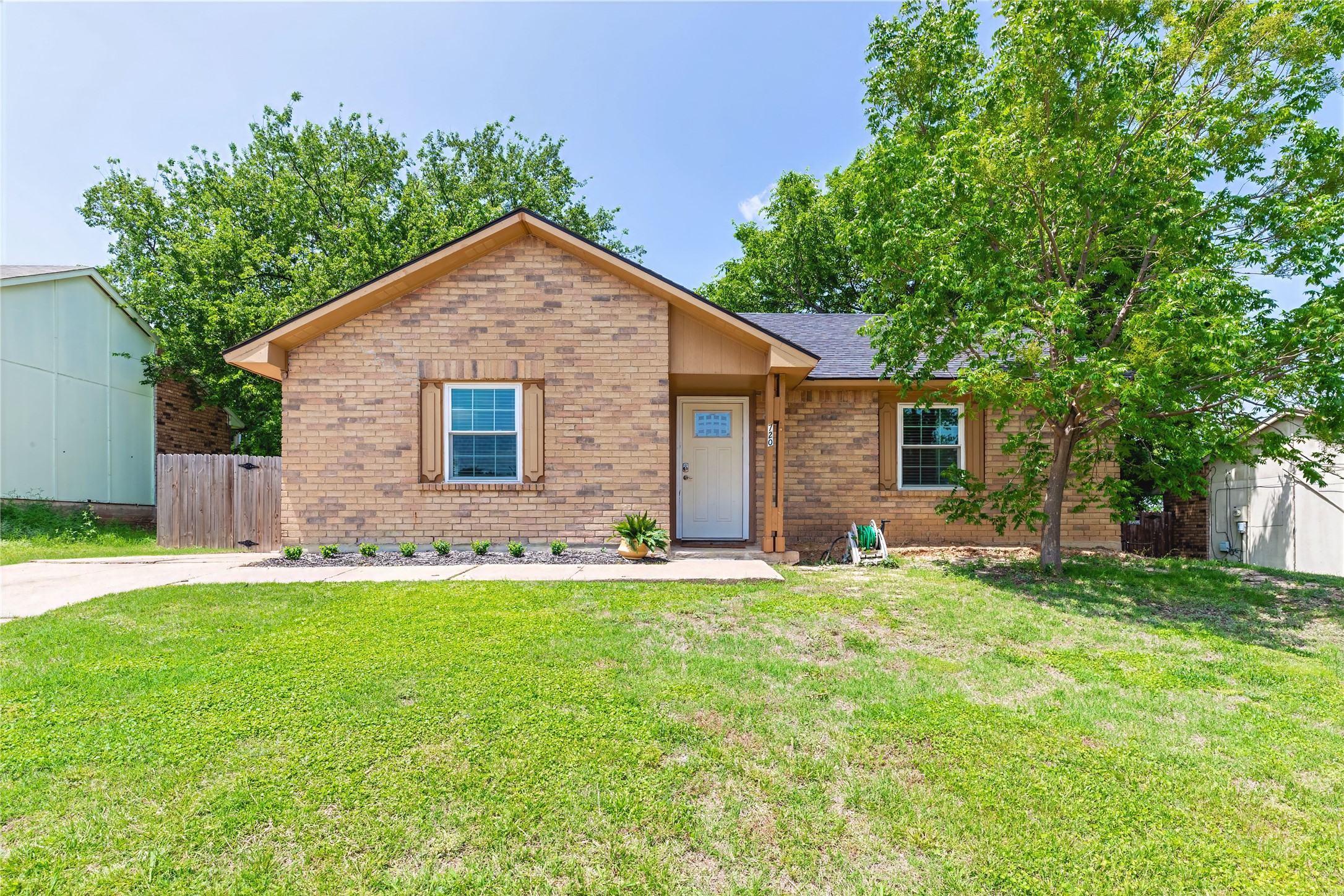 Property photo 01 of 720 Sandstone Drive Fort, Worth, TX 76120 | MLS #21186363