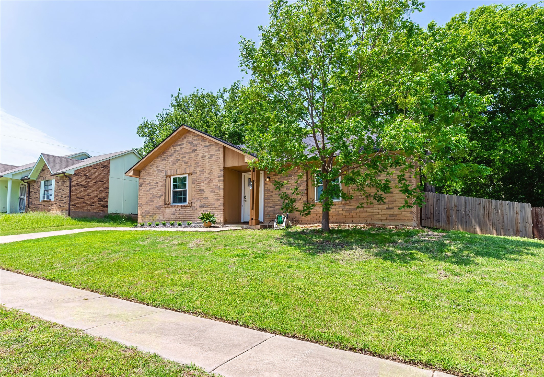 Property photo 02 of 720 Sandstone Drive Fort, Worth, TX 76120 | MLS #21186363