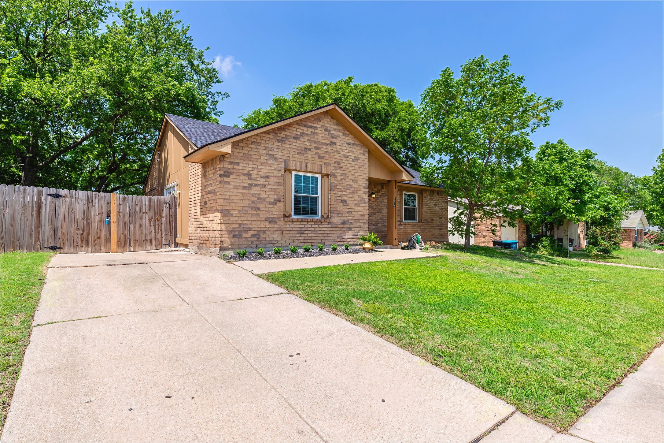 Property photo 03 of 720 Sandstone Drive Fort, Worth, TX 76120 | MLS #21186363