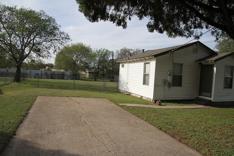 415 Hallvale Drive, White Settlement, TX, 76108