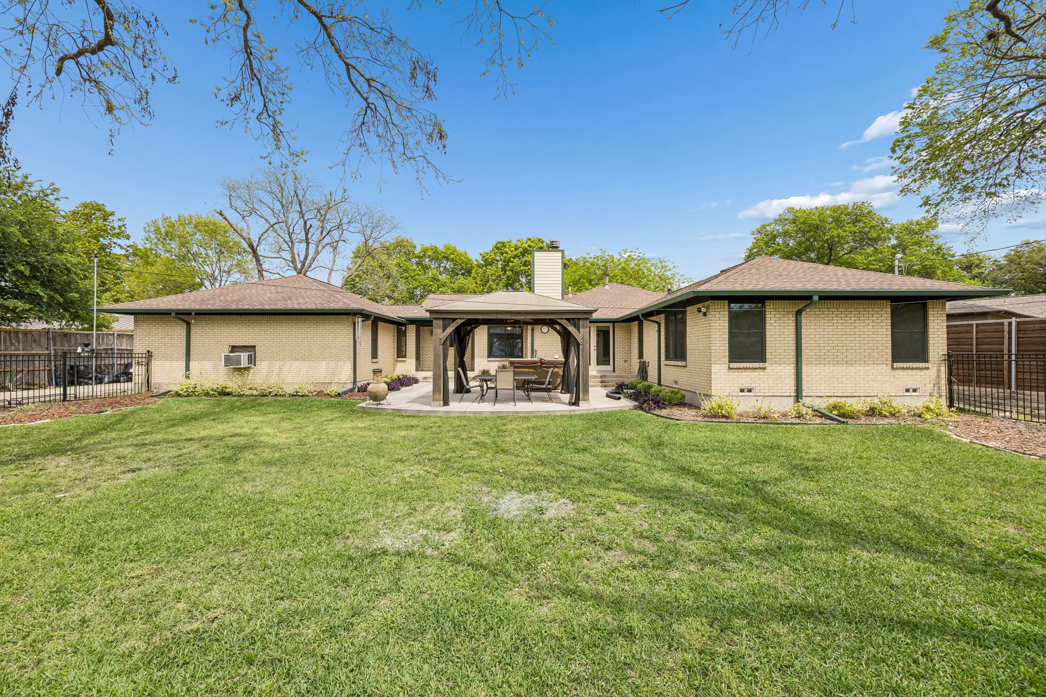 Property photo 02 of 1131 Wicklow Drive, Dallas, TX 75218 | MLS #21187070