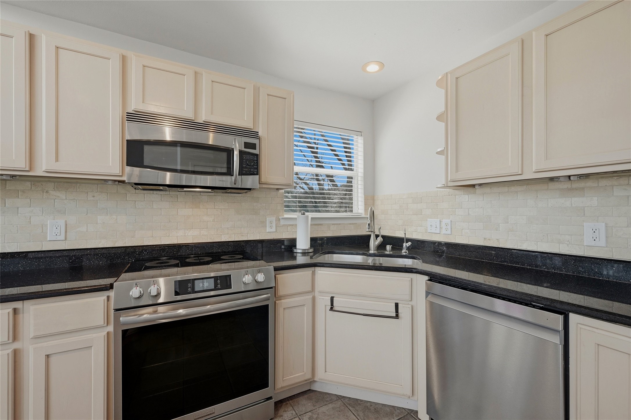 102 Hacienda Drive, Pottsboro, TX, 75076
