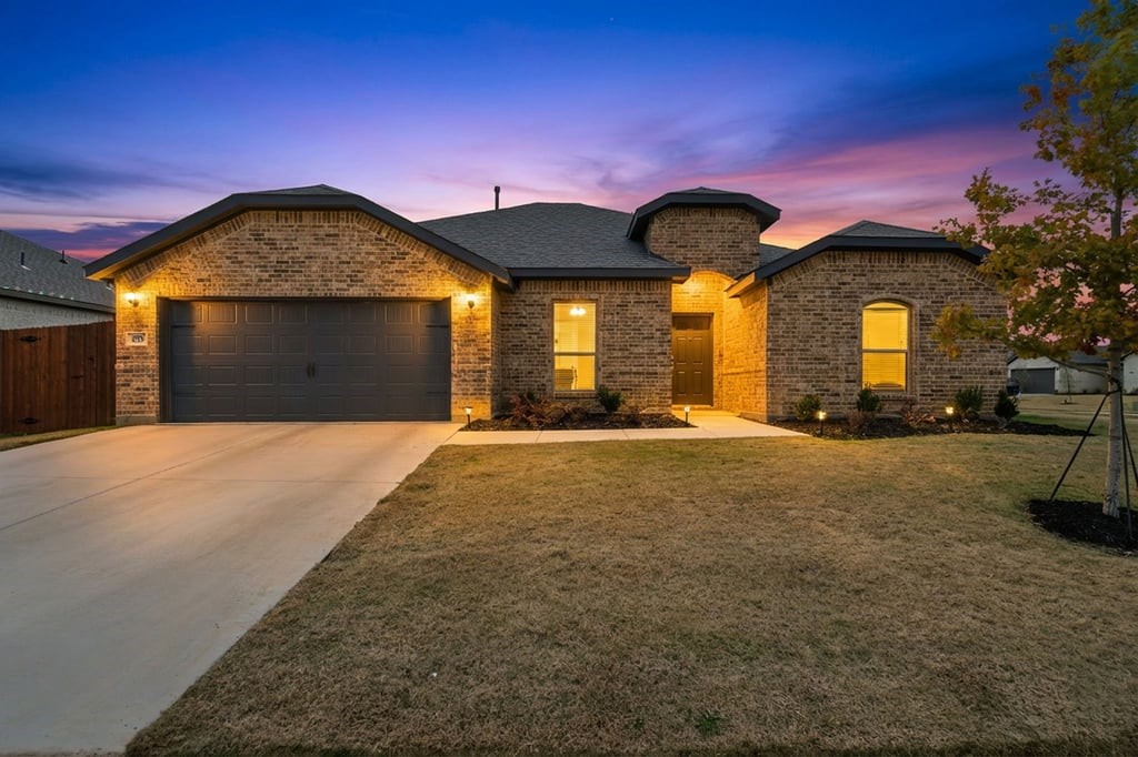 437 Falcon Way, Azle, TX, 76020