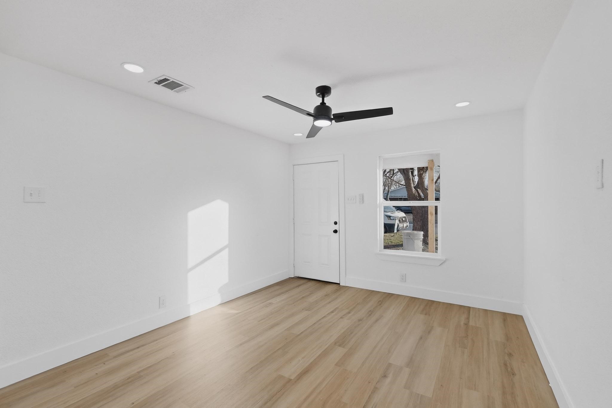 Property photo 04 of 928 Hackamore Street White, Settlement, TX 76108 | MLS #21189694