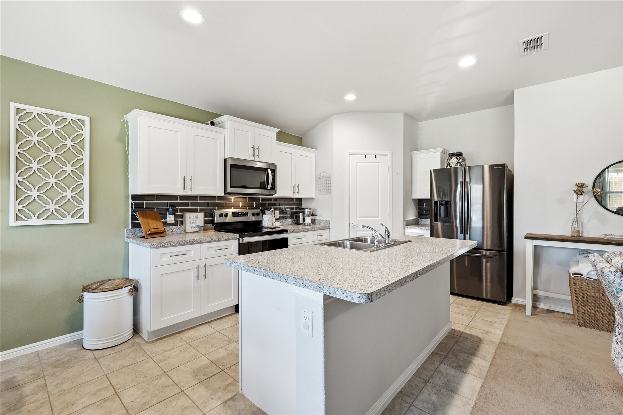 Property photo 02 of 229 Abingdon Street, Azle, TX 76020 | MLS #21192518