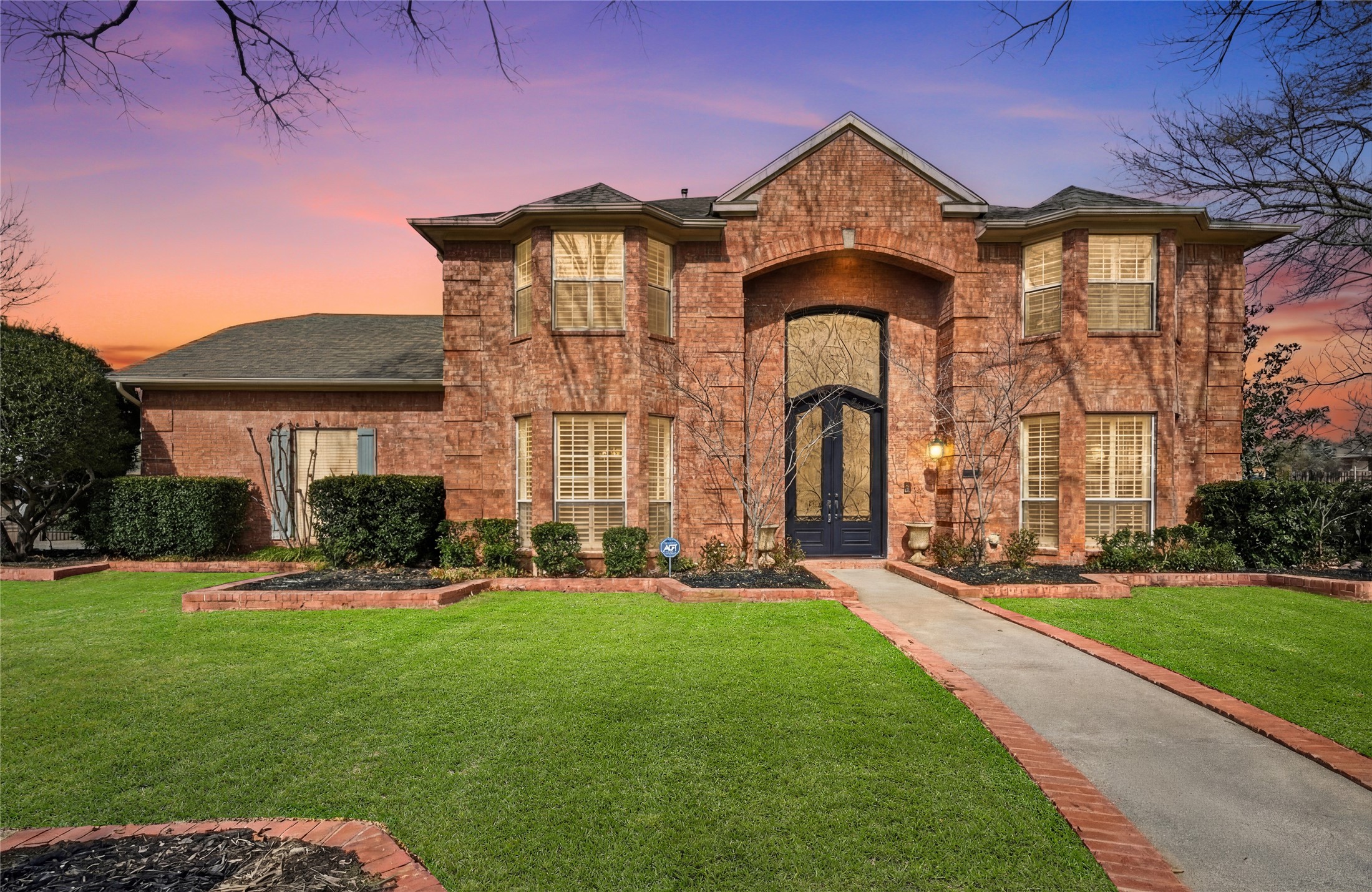 Property photo 01 of 303 Chestnut Cove Circle, Southlake, TX 76092 | MLS #21193245