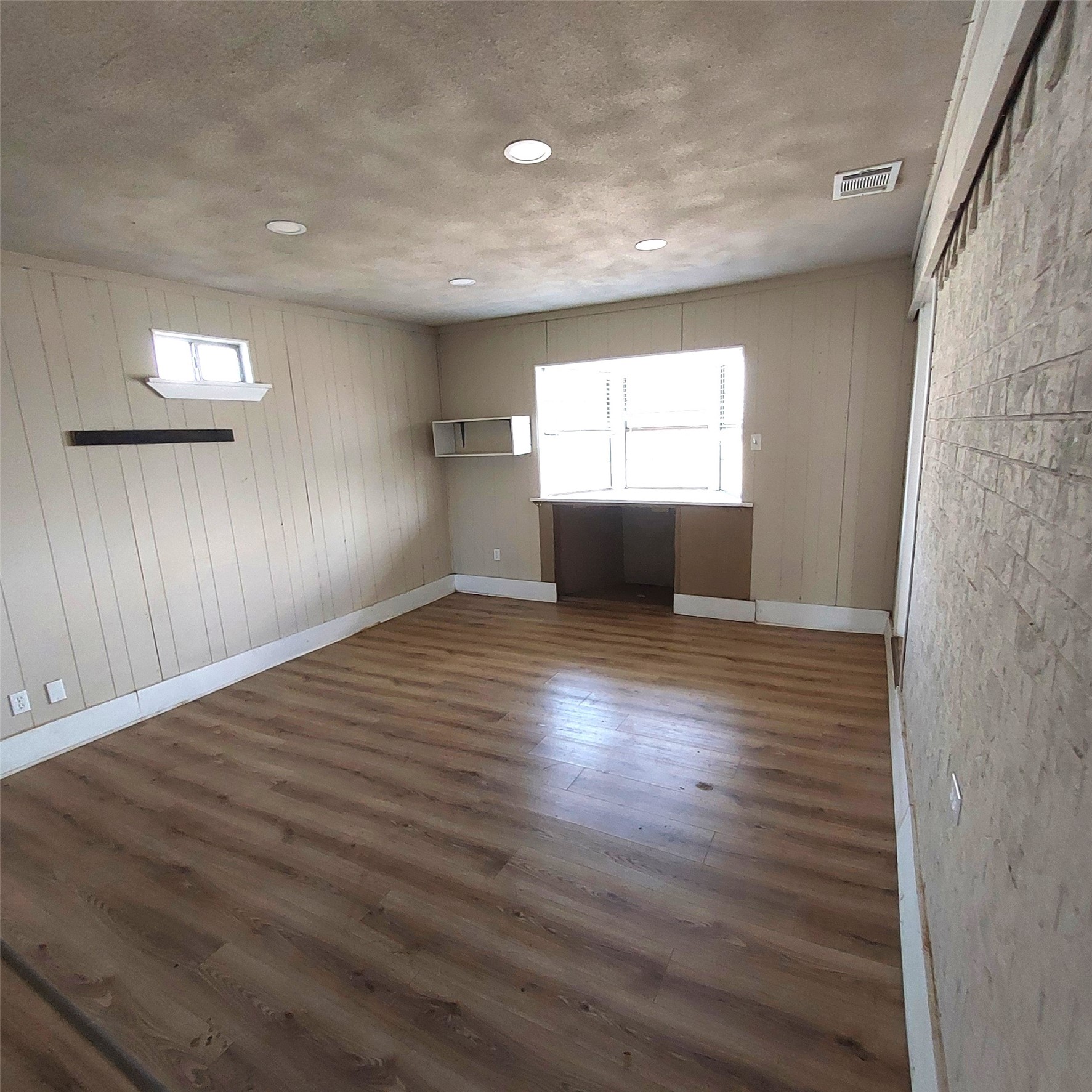 Property photo 04 of 2084 County Road 4308, Greenville, TX 75401 | MLS #21193347