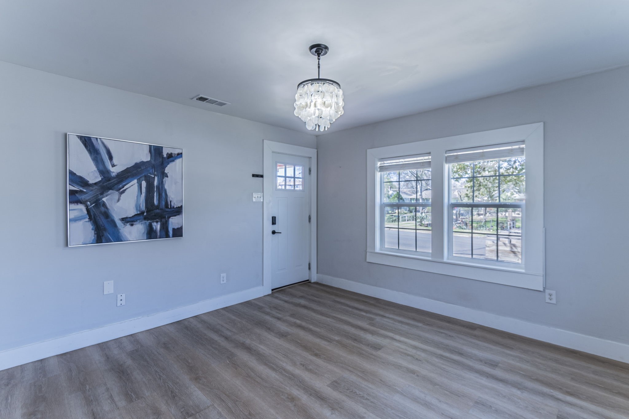Property photo 02 of 922 S Waverly Drive, Dallas, TX 75208 | MLS #21194519
