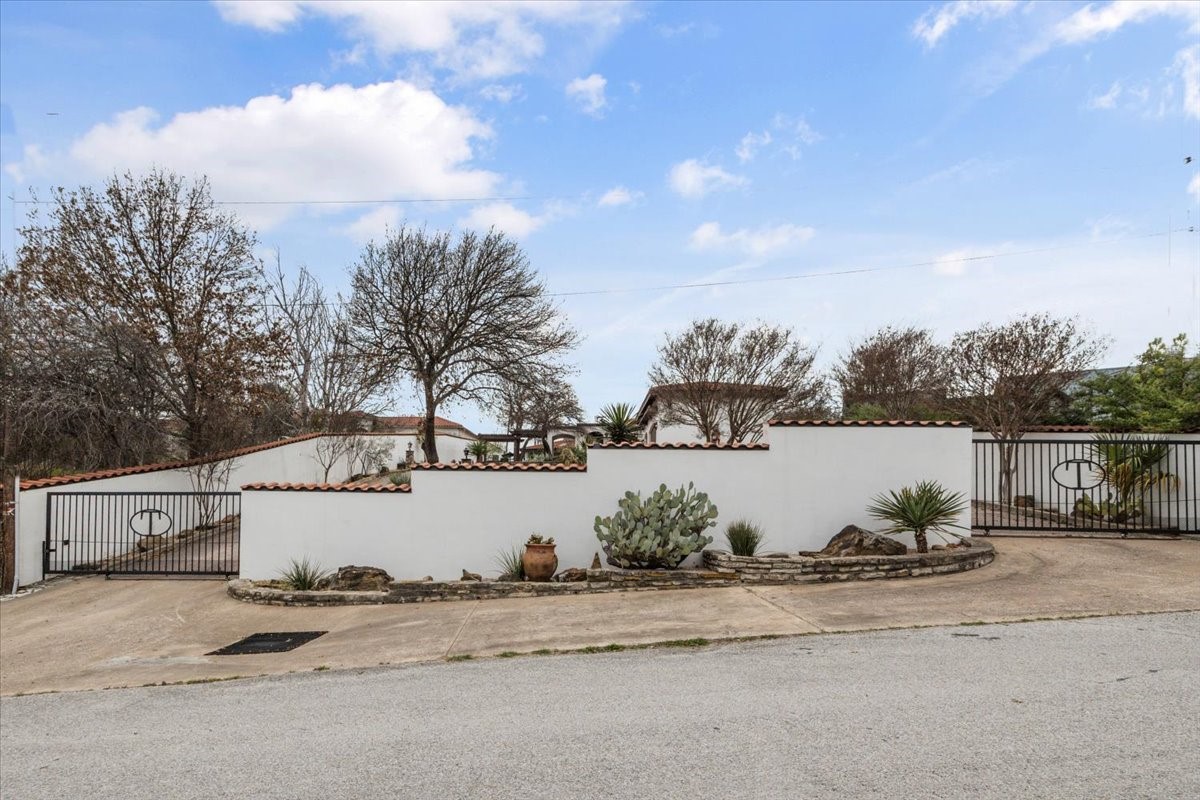 Property photo 04 of 8300 Samora Court Fort, Worth, TX 76135 | MLS #21196348