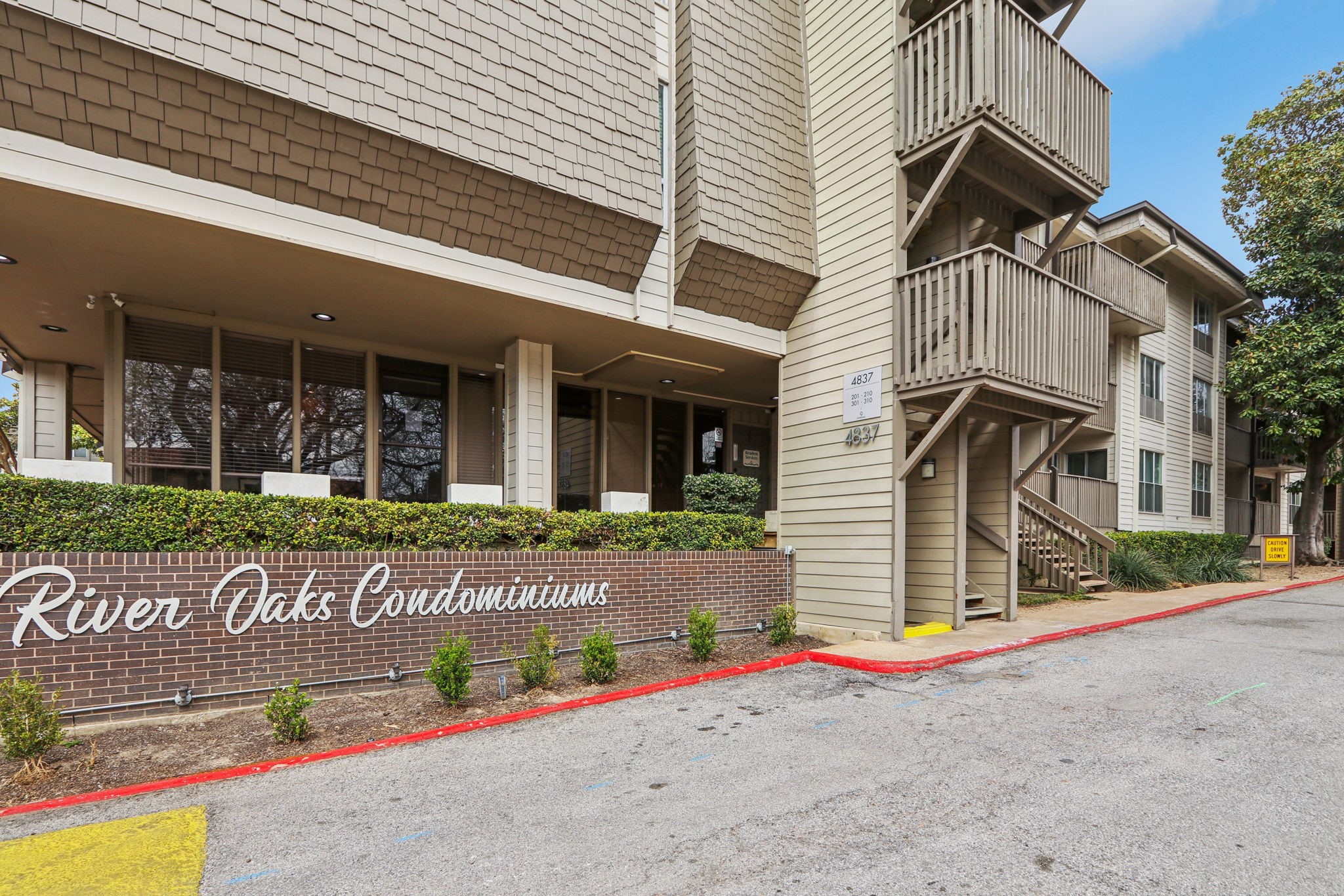 Property photo 02 of 4859 Cedar Springs Road UNIT 128, Dallas, TX 75219 | MLS #21196540