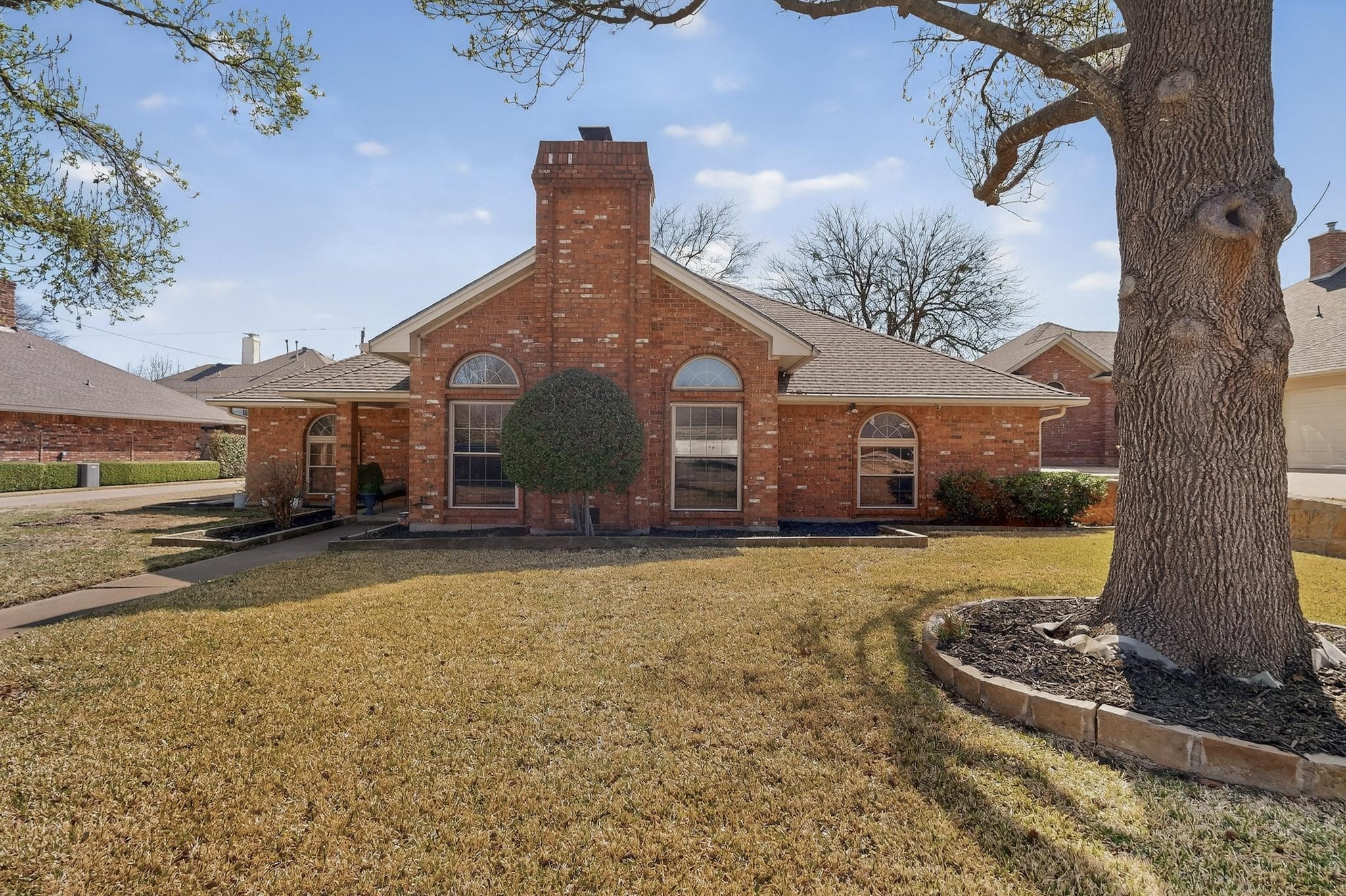 Property photo 02 of 1110 Shady Oak Trail, Mansfield, TX 76063 | MLS #21197111