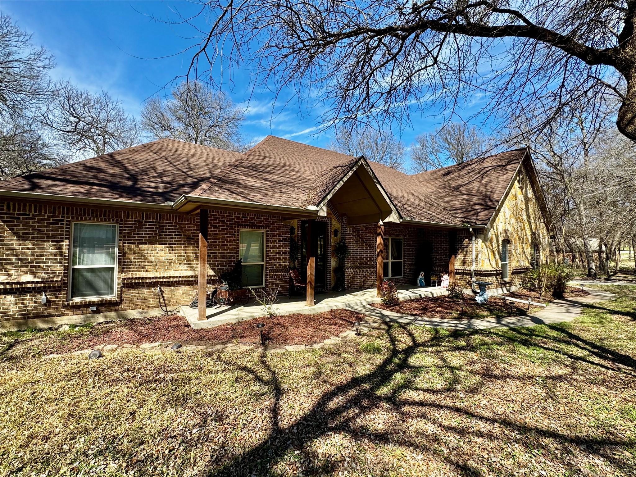 Property photo 02 of 121 Rey Del Mar Circle, Weatherford, TX 76085 | MLS #21197350