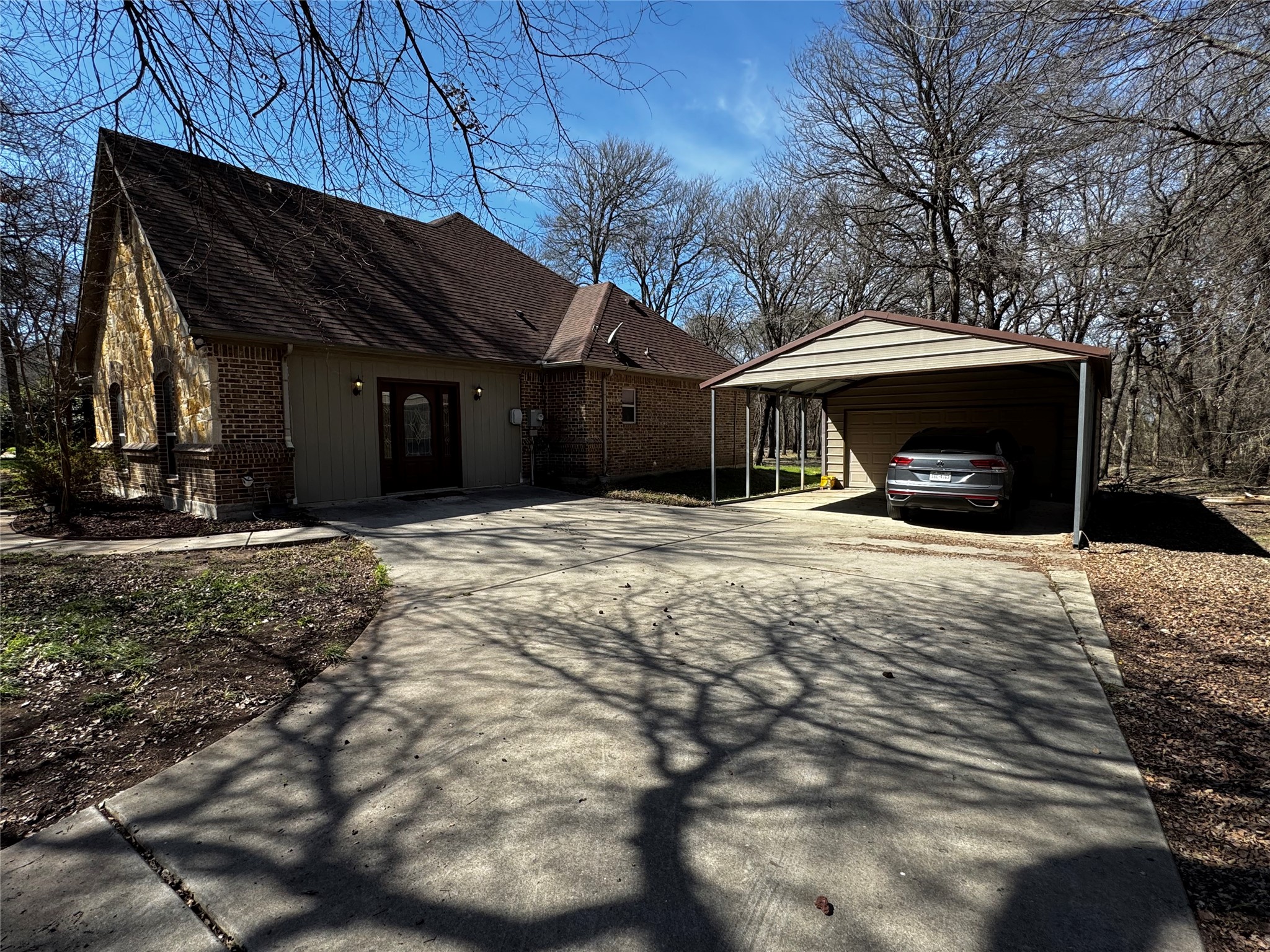 Property photo 04 of 121 Rey Del Mar Circle, Weatherford, TX 76085 | MLS #21197350