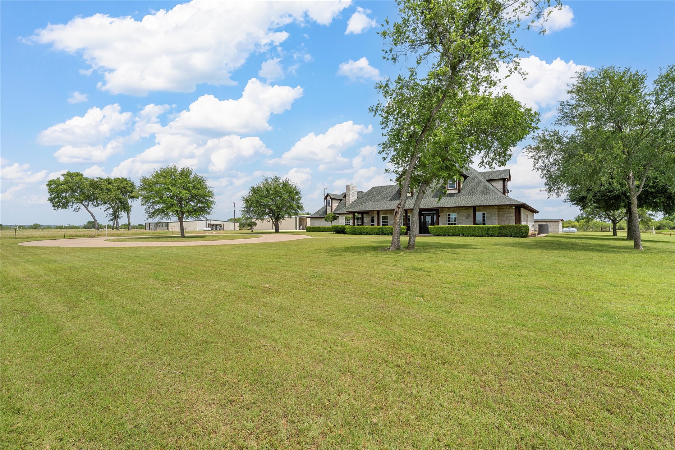 Property photo 02 of 588 HCR 1231, Whitney, TX 76692 | MLS #21197941