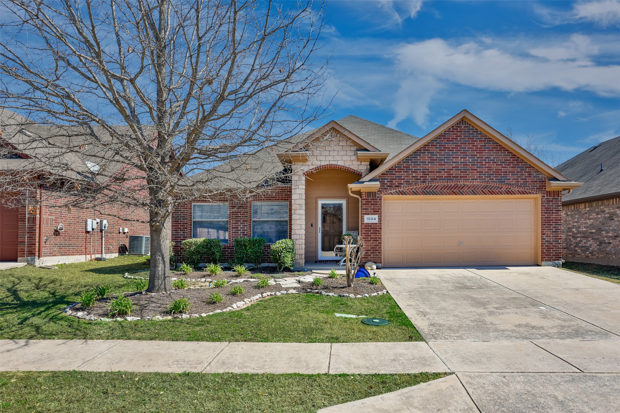 Property photo 01 of 1004 Vintage Avenue, Gainesville, TX 76240 | MLS #21197952