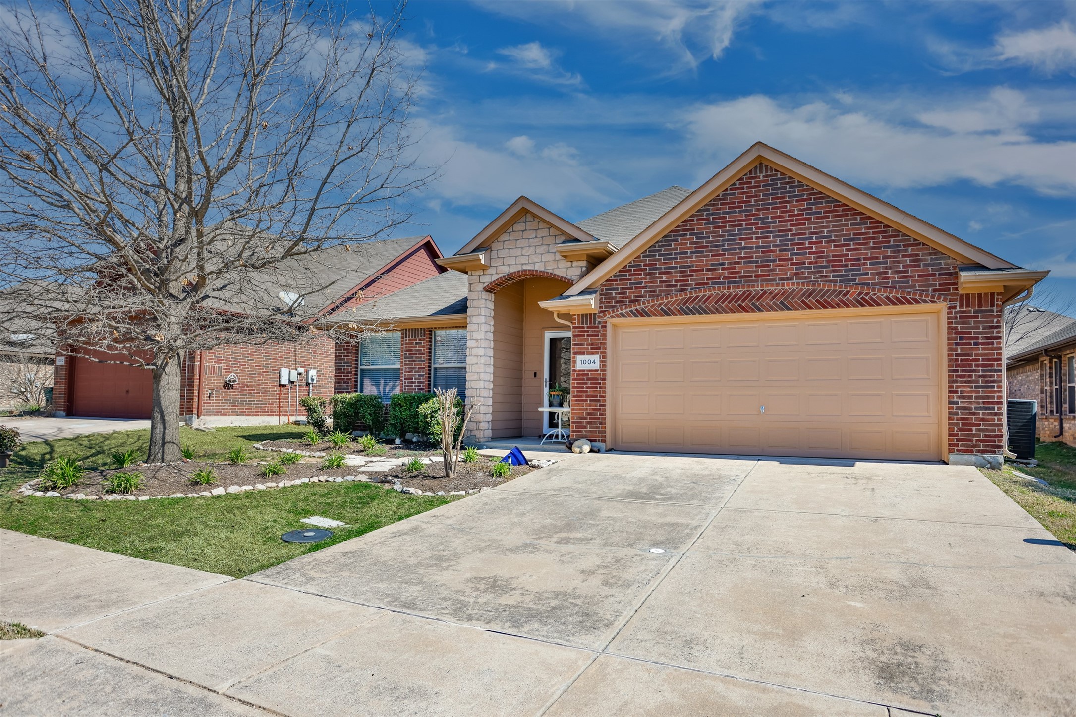 Property photo 02 of 1004 Vintage Avenue, Gainesville, TX 76240 | MLS #21197952