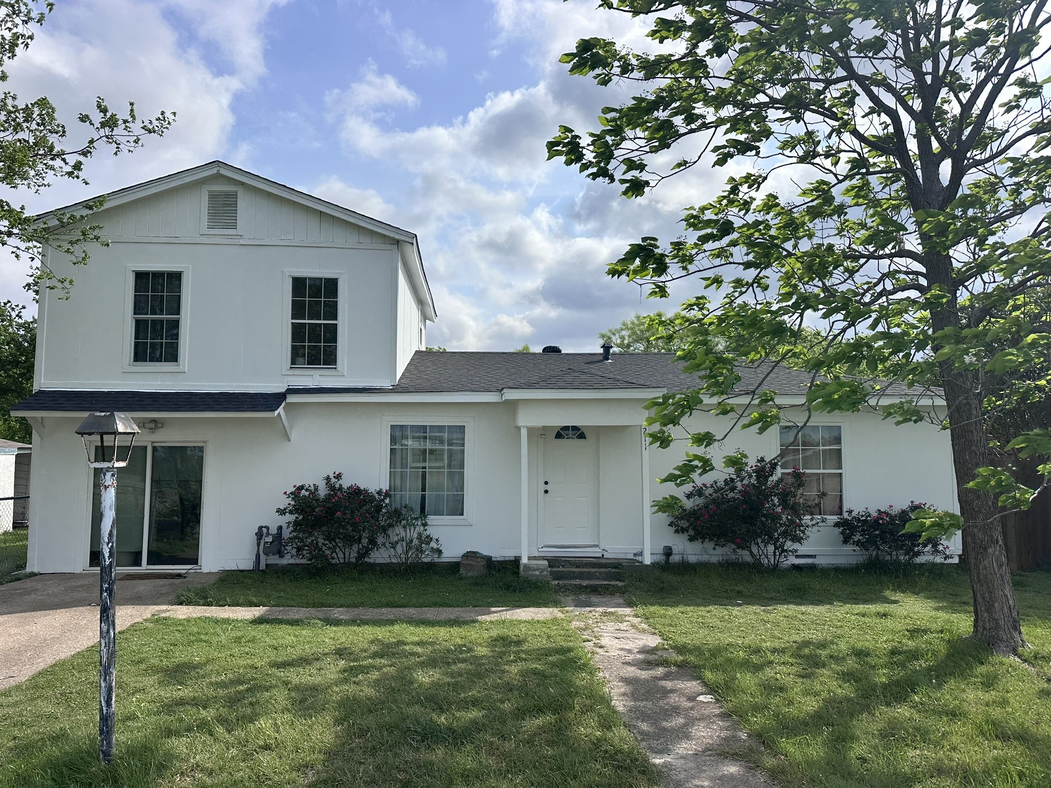 Property photo 01 of 211 Sunnyside Drive, Waxahachie, TX 75165 | MLS #21198421