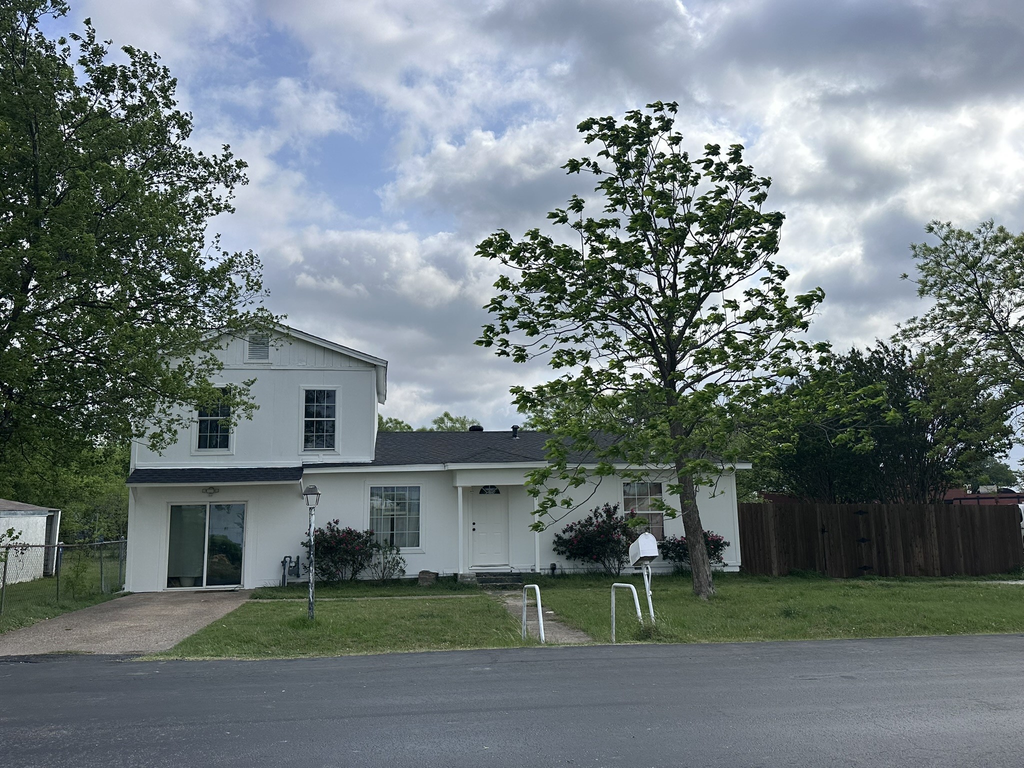 Property photo 02 of 211 Sunnyside Drive, Waxahachie, TX 75165 | MLS #21198421