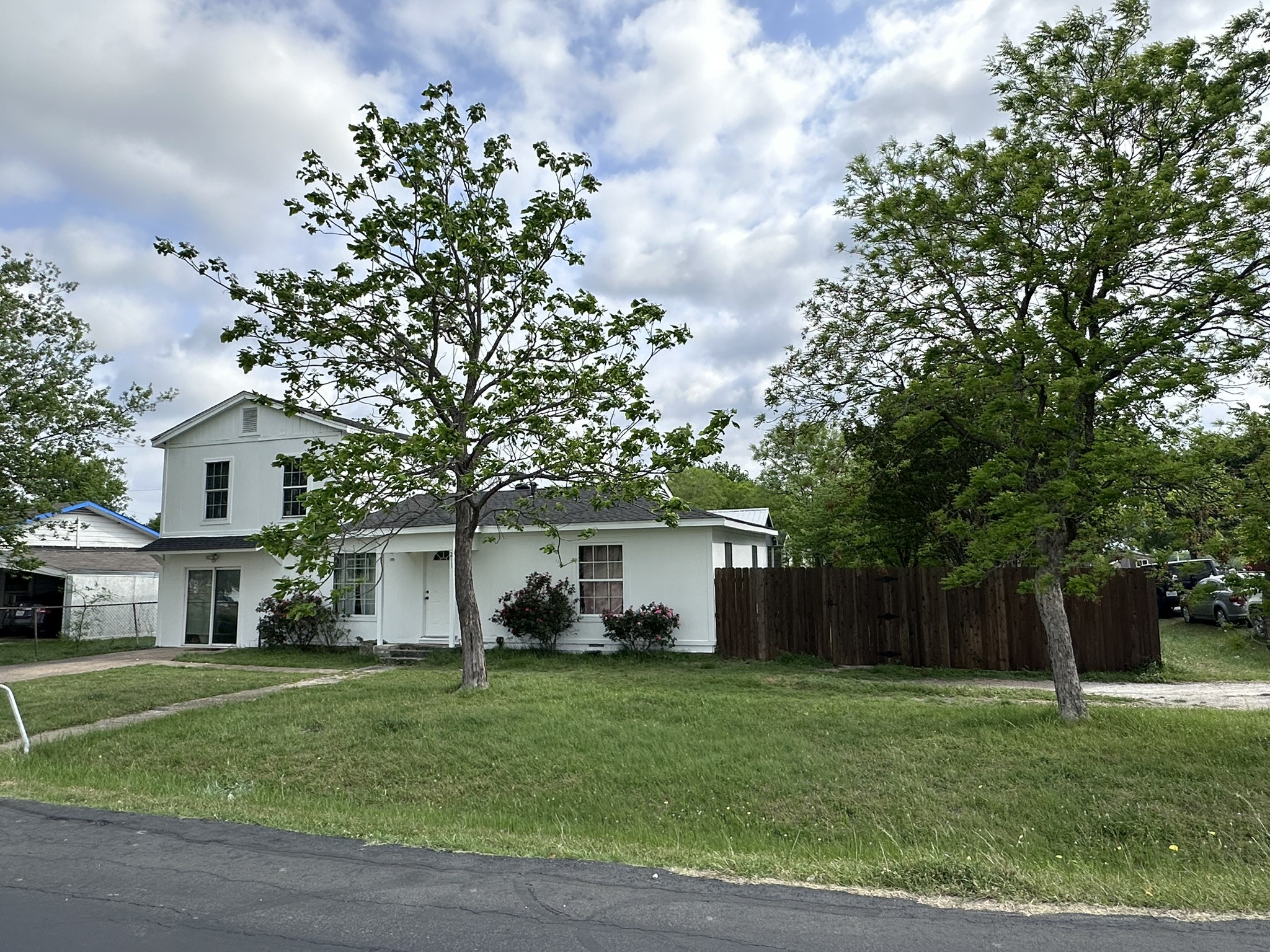 Property photo 03 of 211 Sunnyside Drive, Waxahachie, TX 75165 | MLS #21198421