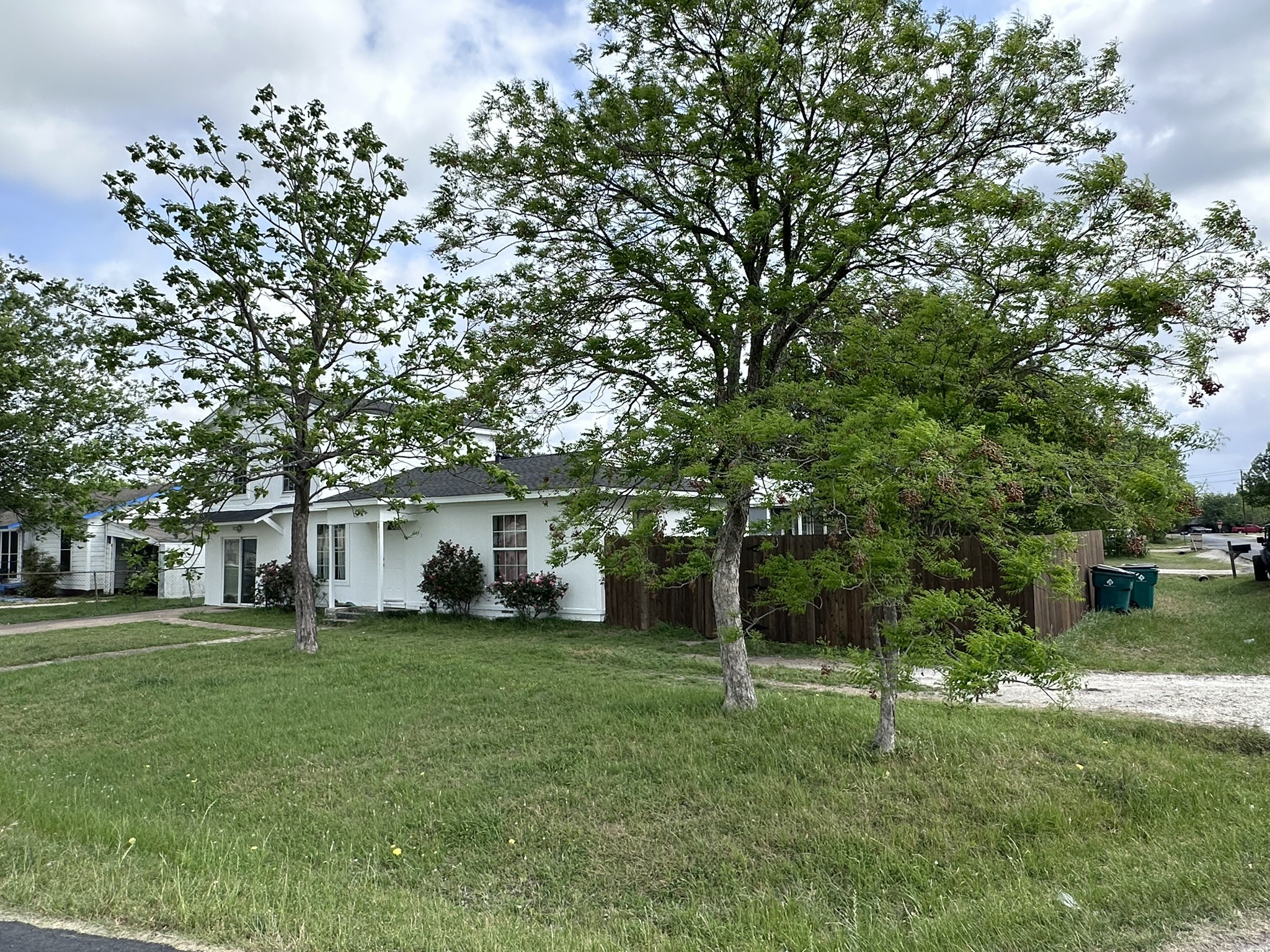 Property photo 04 of 211 Sunnyside Drive, Waxahachie, TX 75165 | MLS #21198421