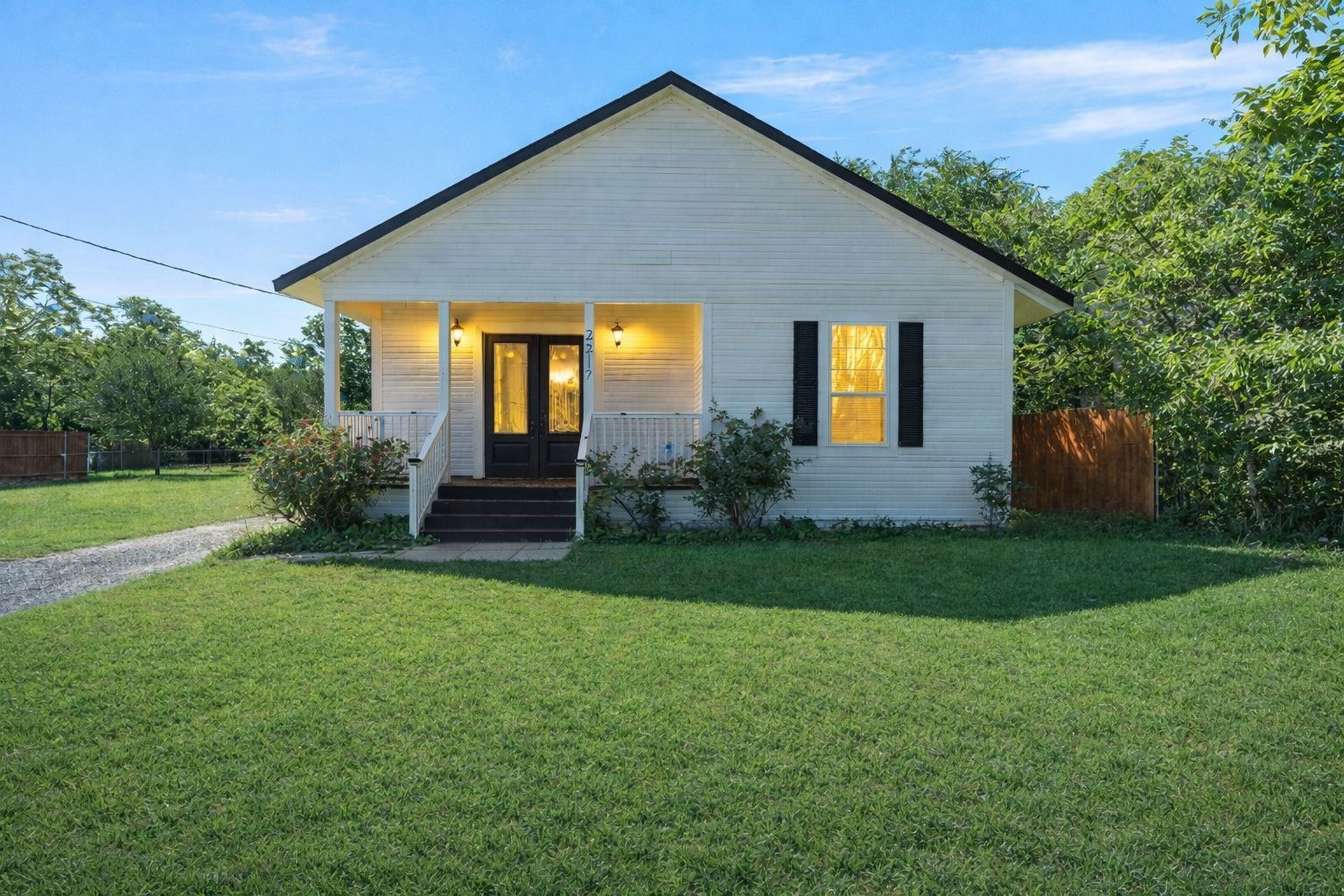 Property photo 01 of 2212 Clay Avenue, Waco, TX 76706 | MLS #21199164