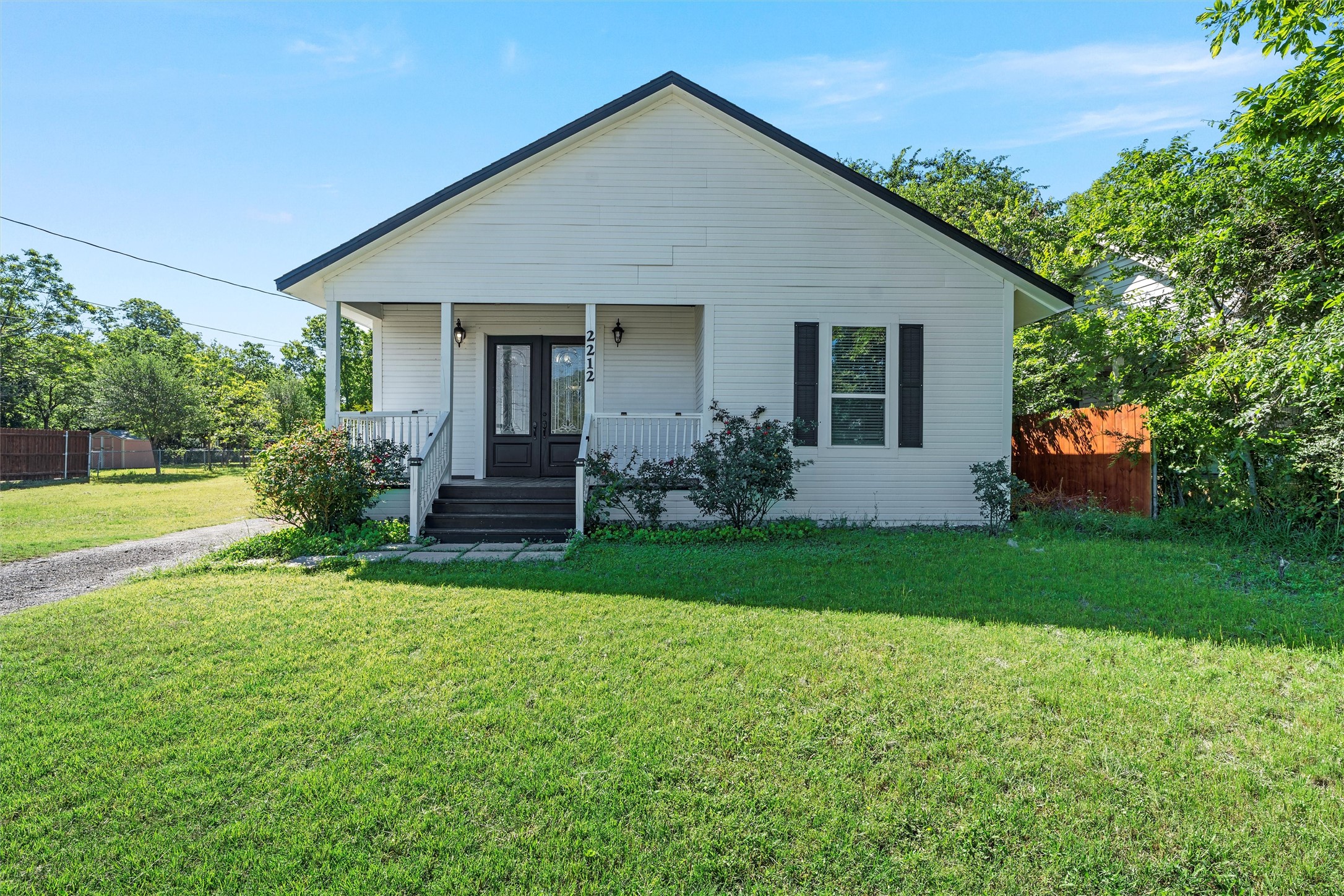 Property photo 02 of 2212 Clay Avenue, Waco, TX 76706 | MLS #21199164