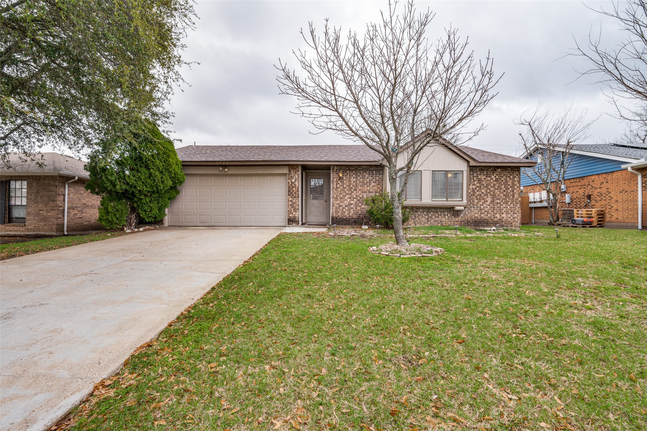 Property photo 01 of 2922 E Pepperidge Drive, Lancaster, TX 75134 | MLS #21199907