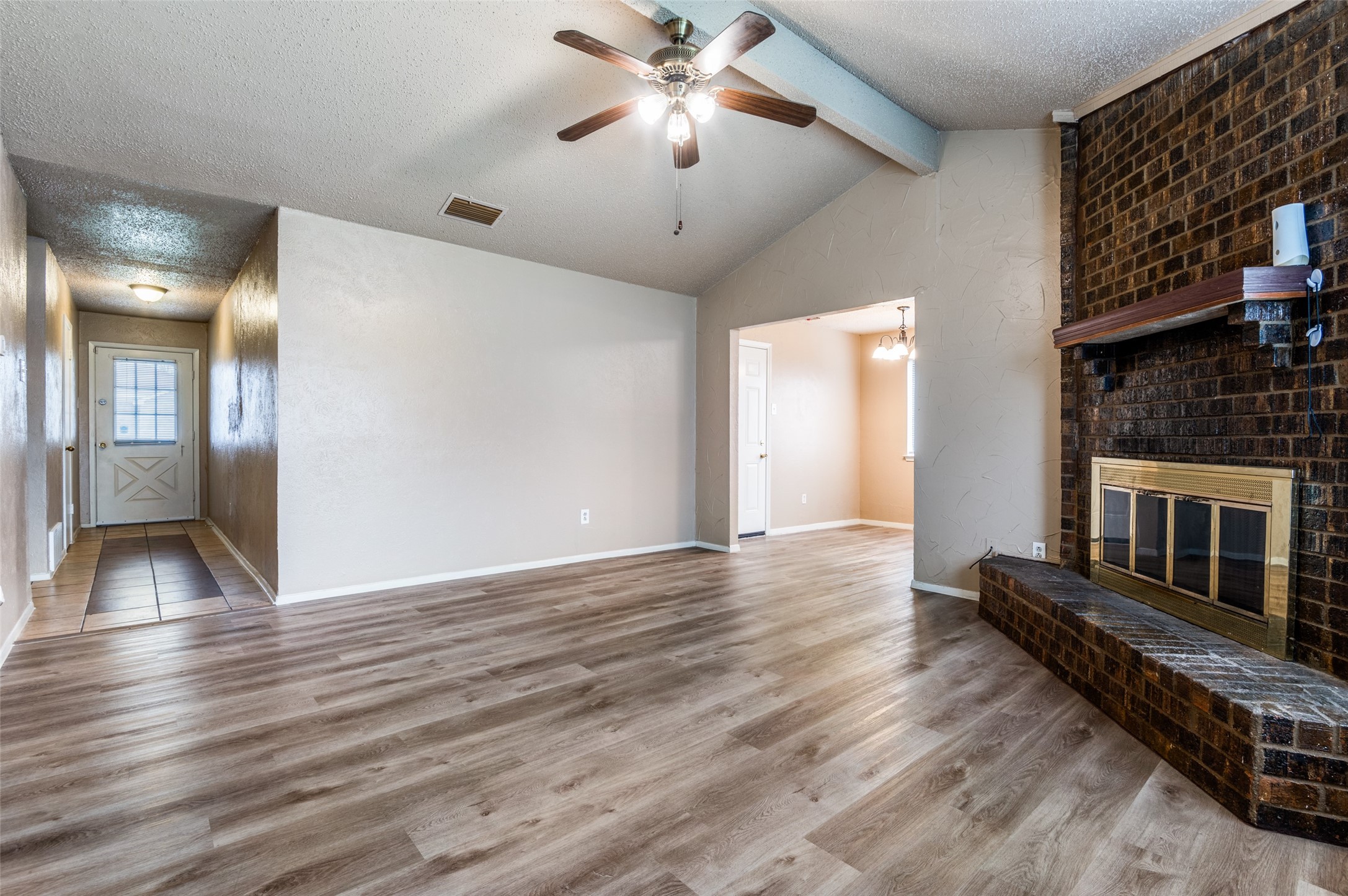 Property photo 02 of 2922 E Pepperidge Drive, Lancaster, TX 75134 | MLS #21199907