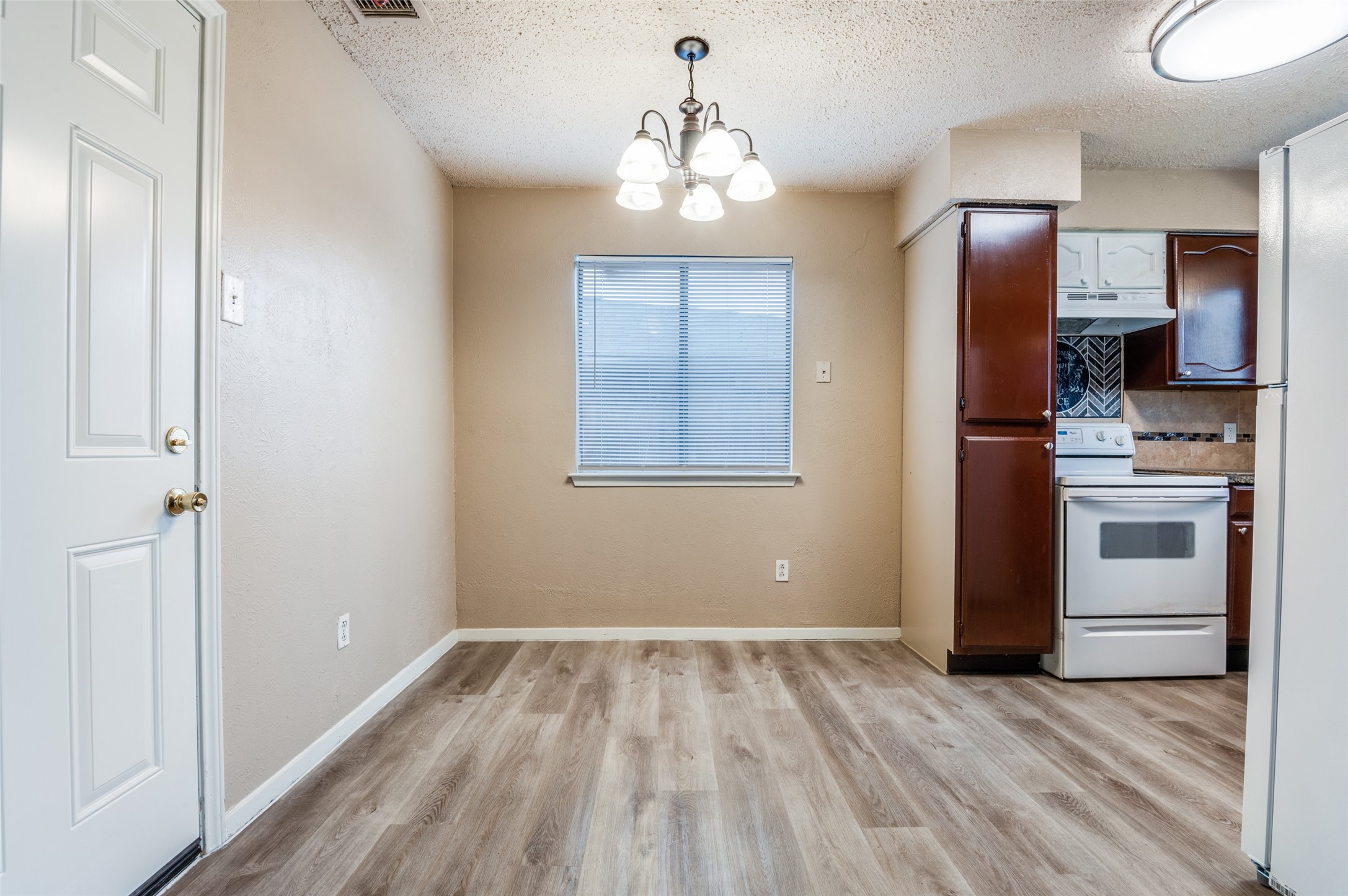 Property photo 04 of 2922 E Pepperidge Drive, Lancaster, TX 75134 | MLS #21199907