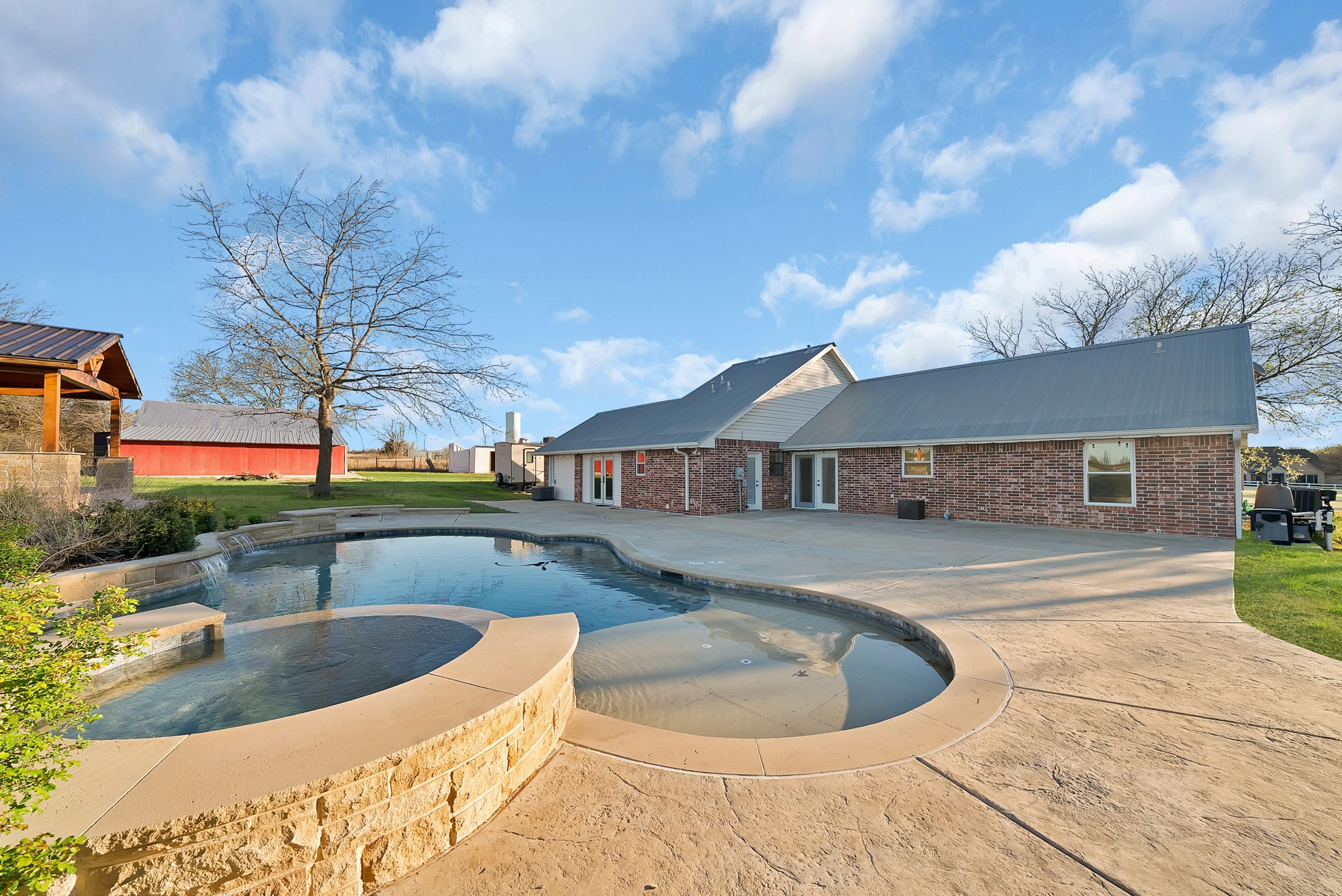 Property photo 02 of 109 Pioneer Court, Waxahachie, TX 75167 | MLS #21200400