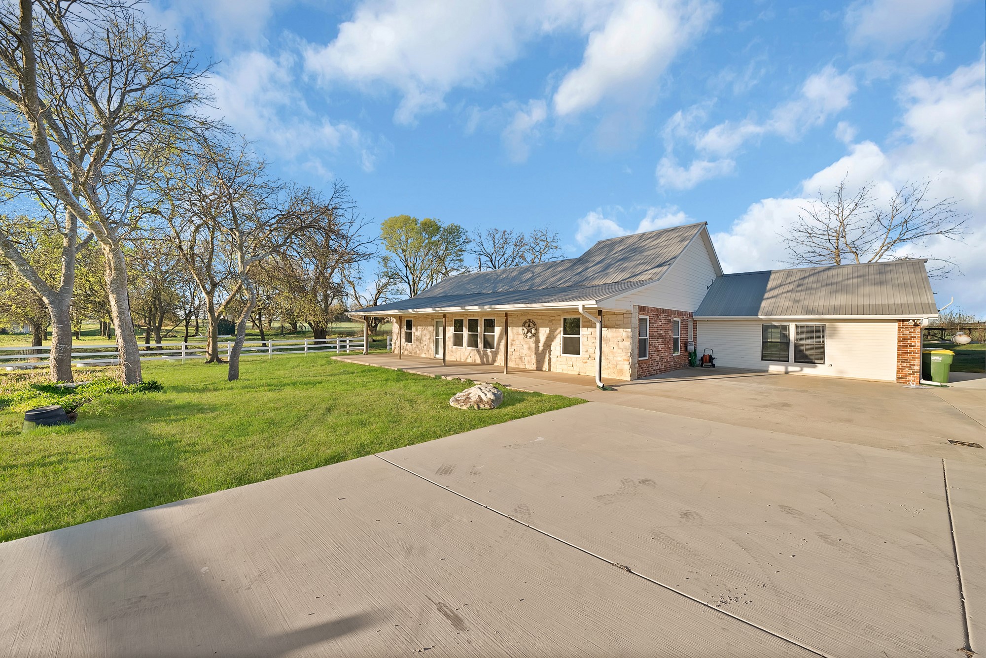 Property photo 04 of 109 Pioneer Court, Waxahachie, TX 75167 | MLS #21200400
