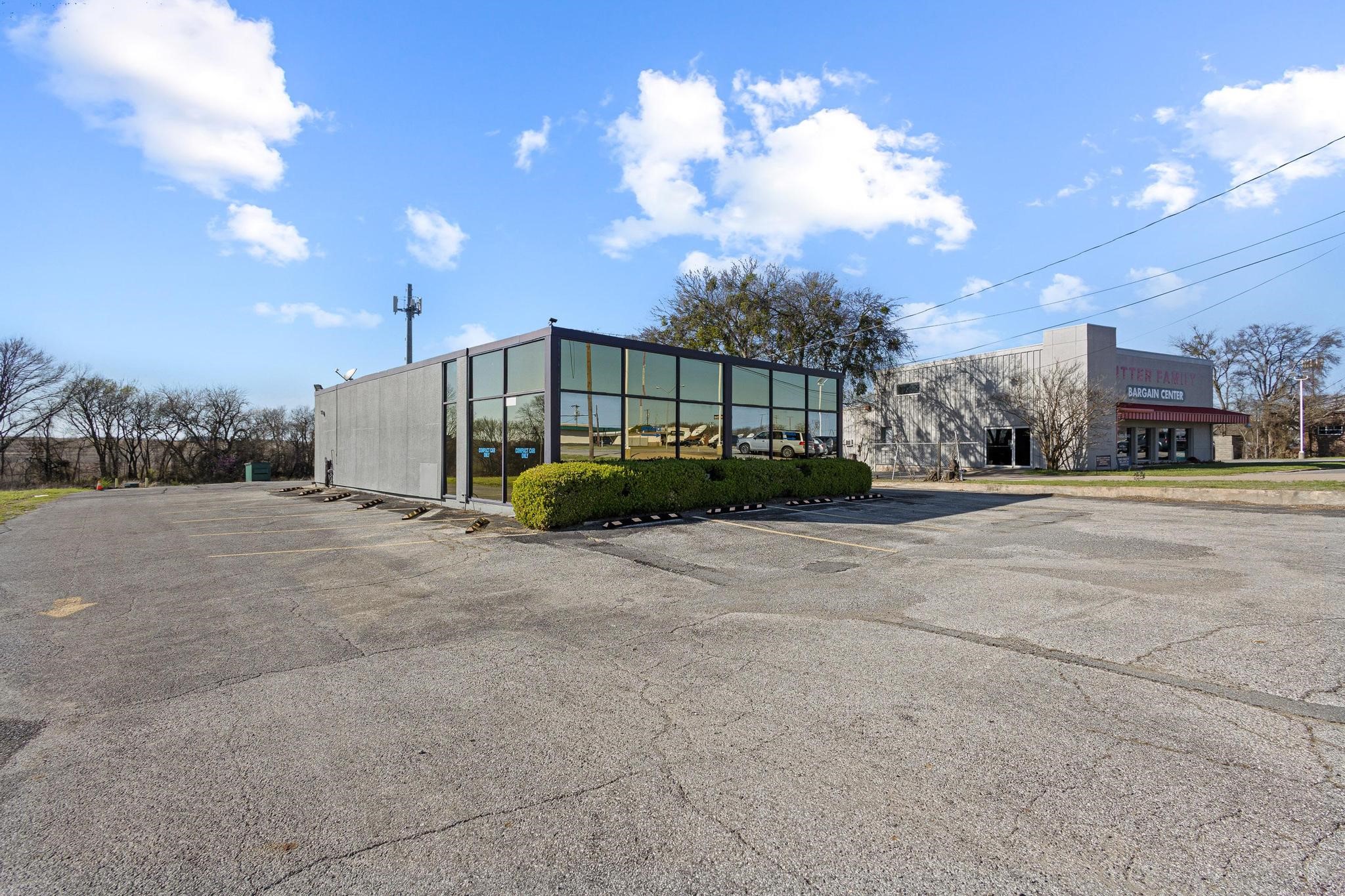 Property photo 01 of 4020 Texoma Parkway, Sherman, TX 75090 | MLS #21200523
