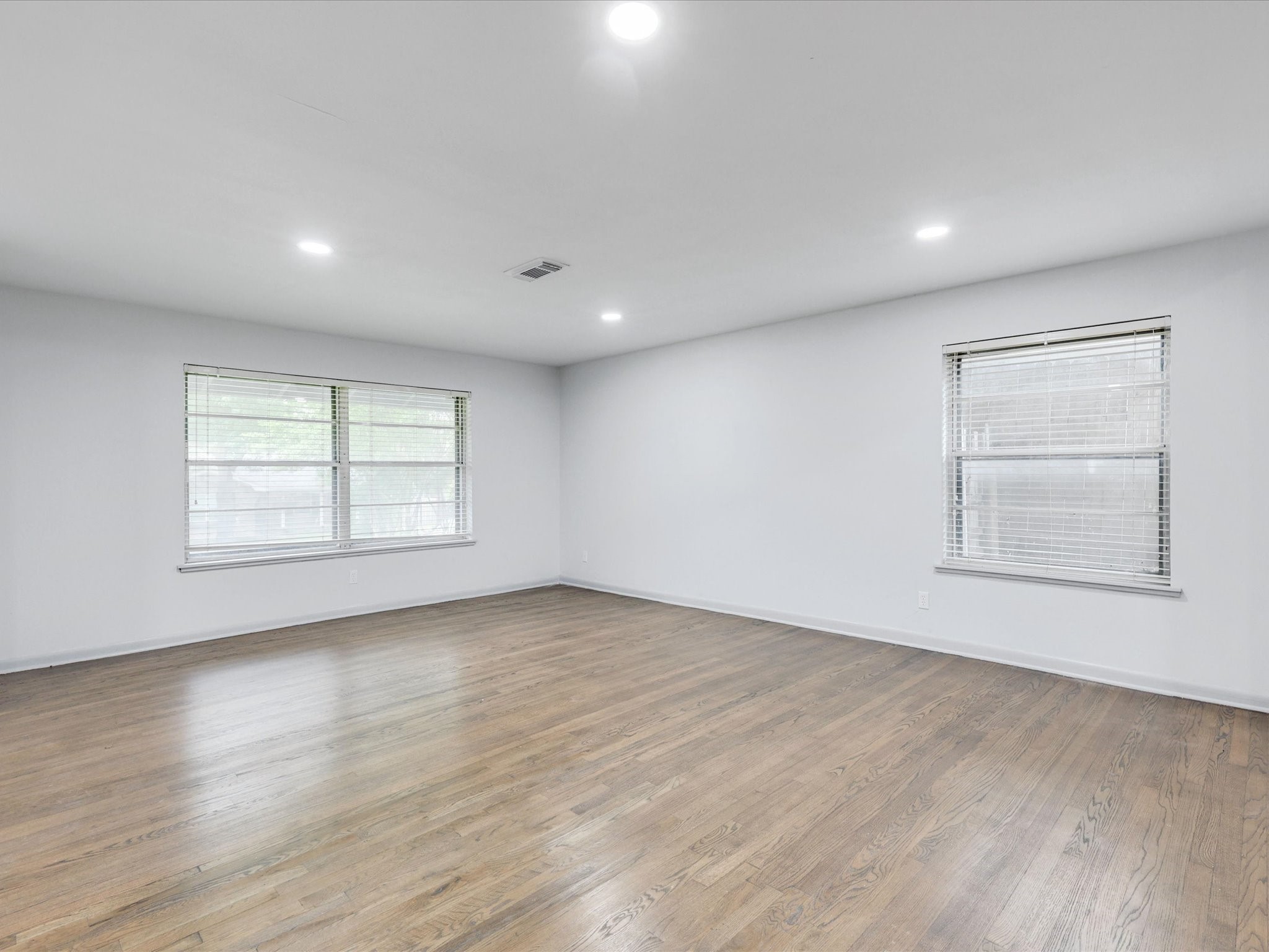 Property photo 04 of 10039 Shadyview Drive, Dallas, TX 75238 | MLS #21201196