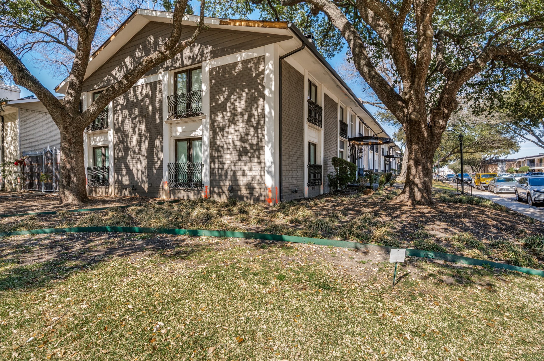 Property photo 02 of 10201 Regal Oaks Drive UNIT 103, Dallas, TX 75230 | MLS #21201555