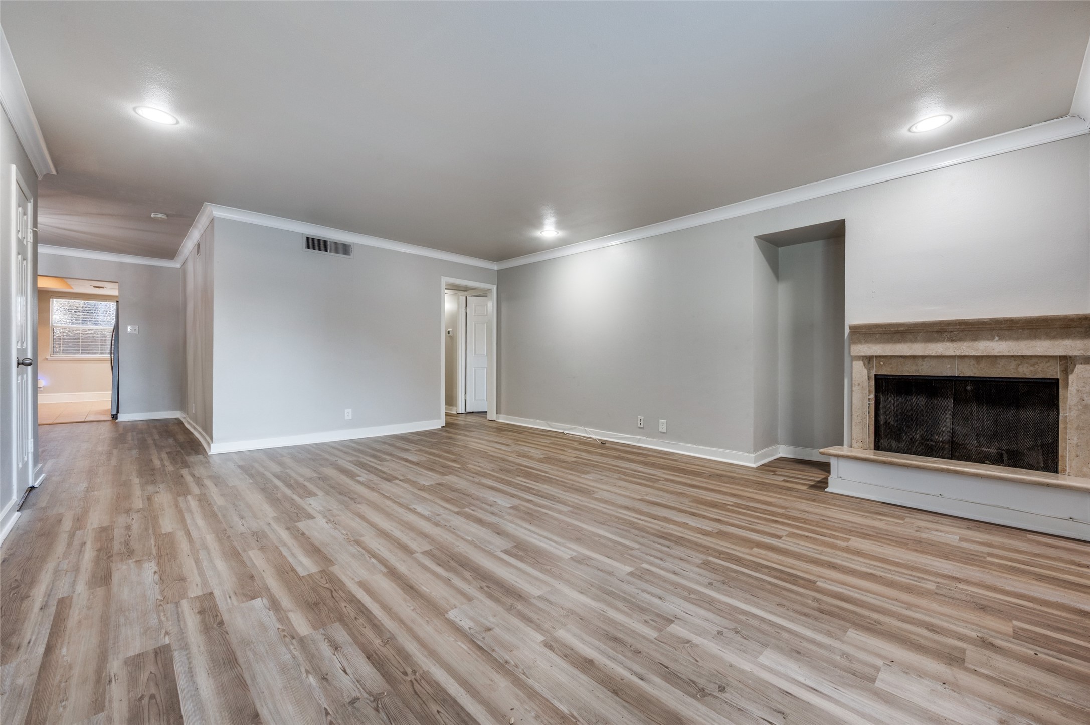 Property photo 03 of 10201 Regal Oaks Drive UNIT 103, Dallas, TX 75230 | MLS #21201555
