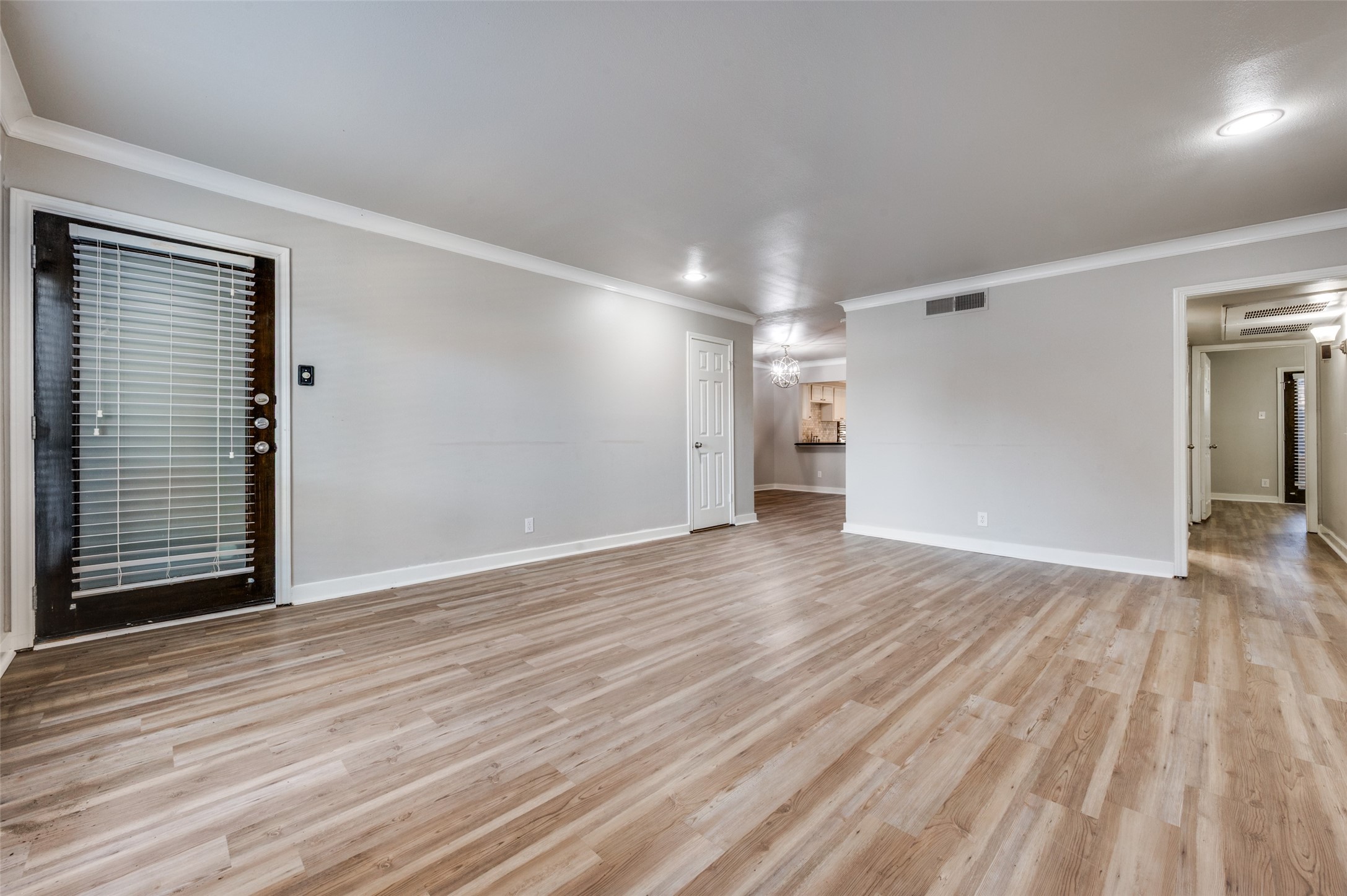 Property photo 04 of 10201 Regal Oaks Drive UNIT 103, Dallas, TX 75230 | MLS #21201555