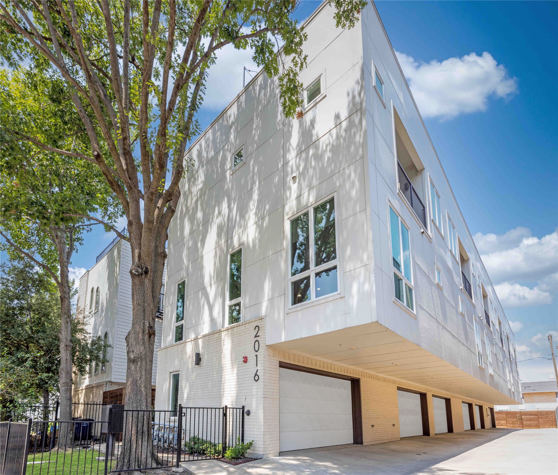Property photo 01 of 2016 N Fitzhugh Avenue UNIT 101, Dallas, TX 75204 | MLS #21201732