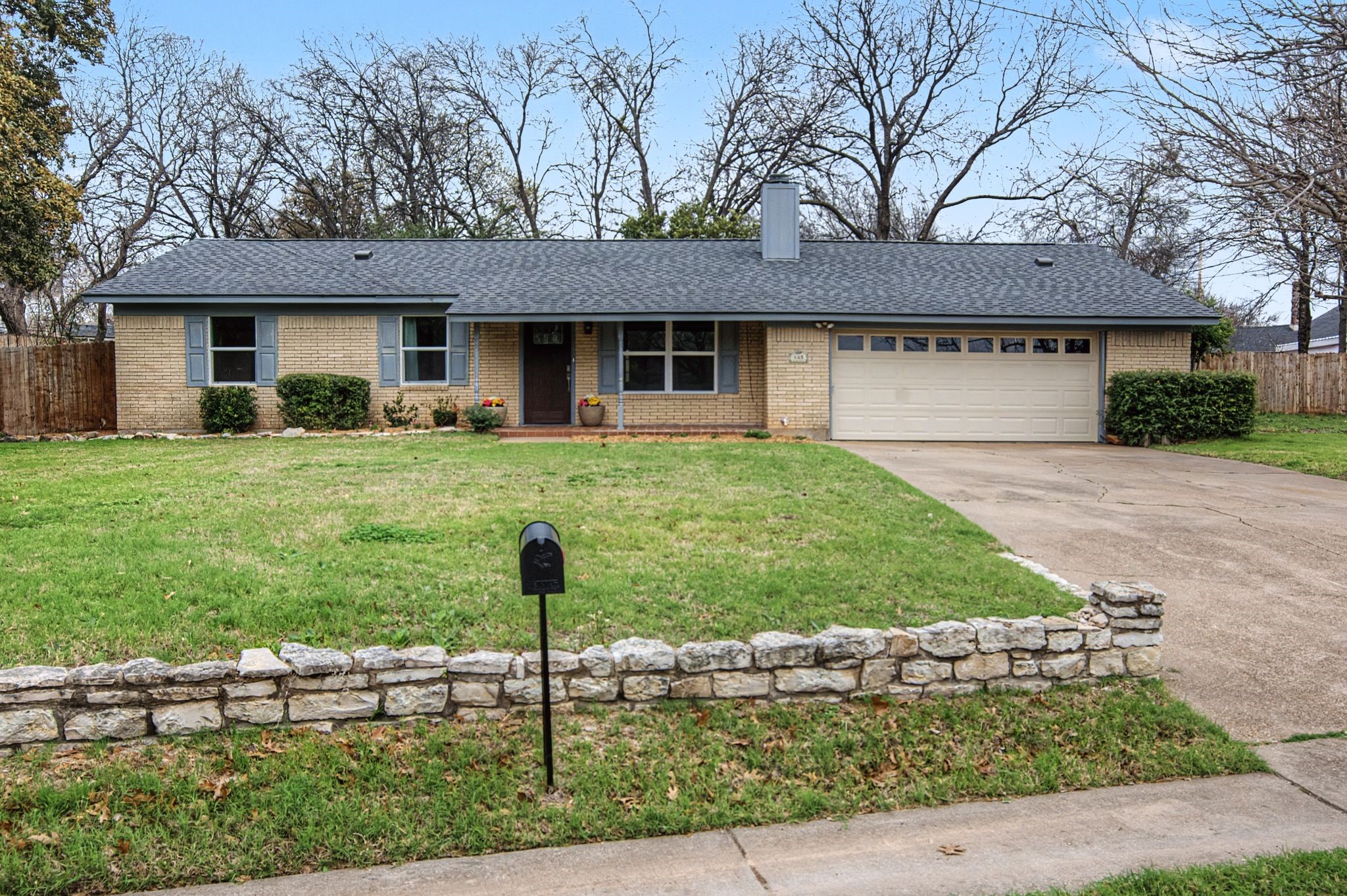 Property photo 01 of 405 Torrey Street, Granbury, TX 76048 | MLS #21202107