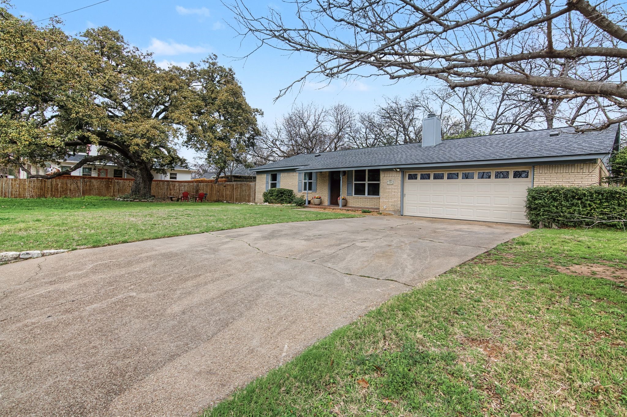 Property photo 02 of 405 Torrey Street, Granbury, TX 76048 | MLS #21202107