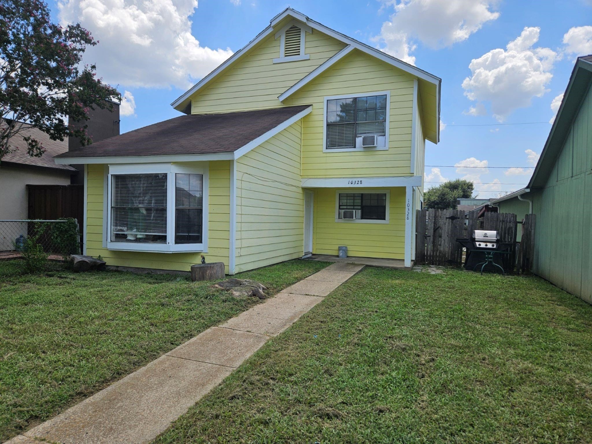 Property photo 01 of 10328 New Bedford Drive, Dallas, TX 75217 | MLS #21202135