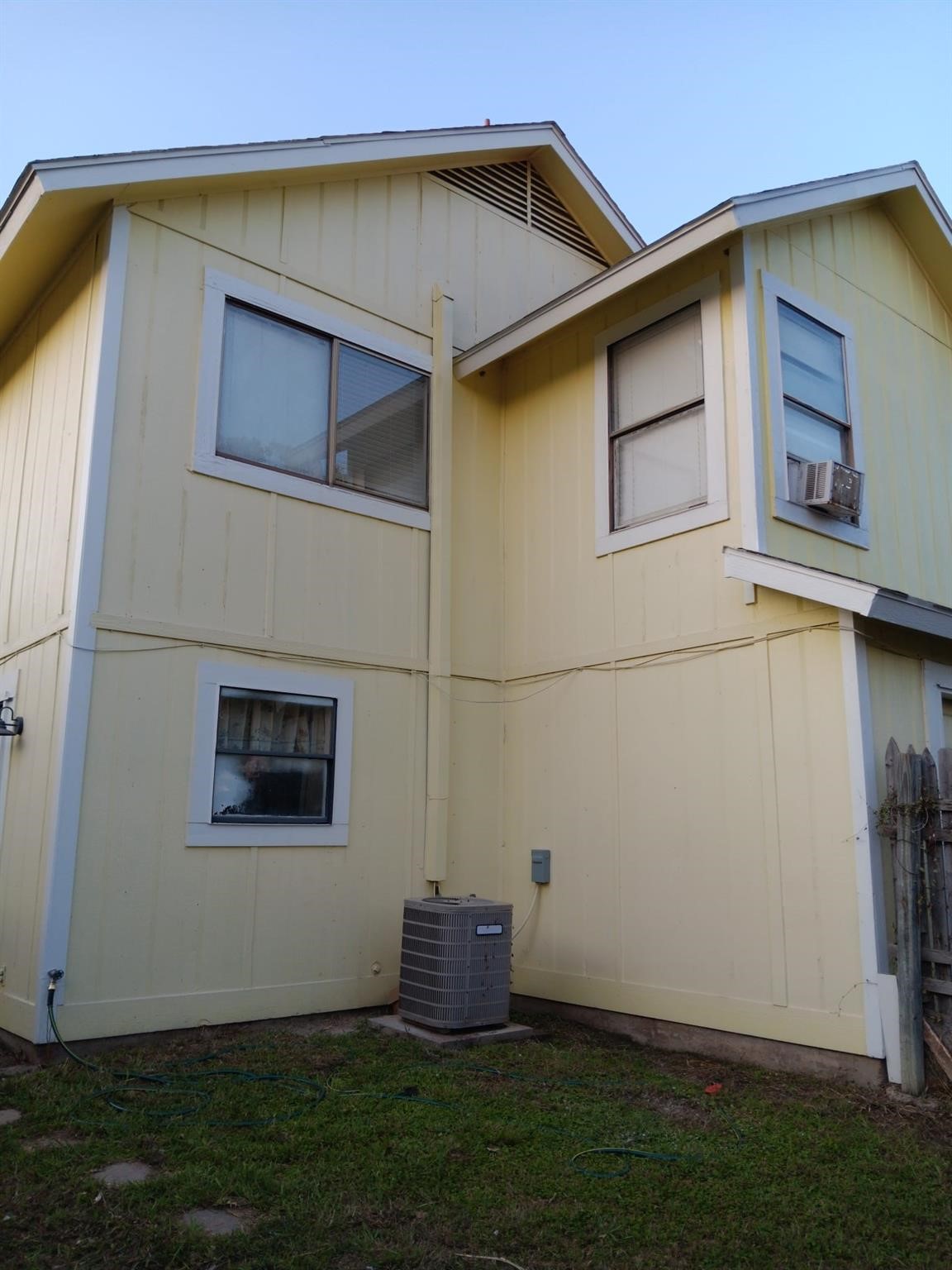 Property photo 03 of 10328 New Bedford Drive, Dallas, TX 75217 | MLS #21202135